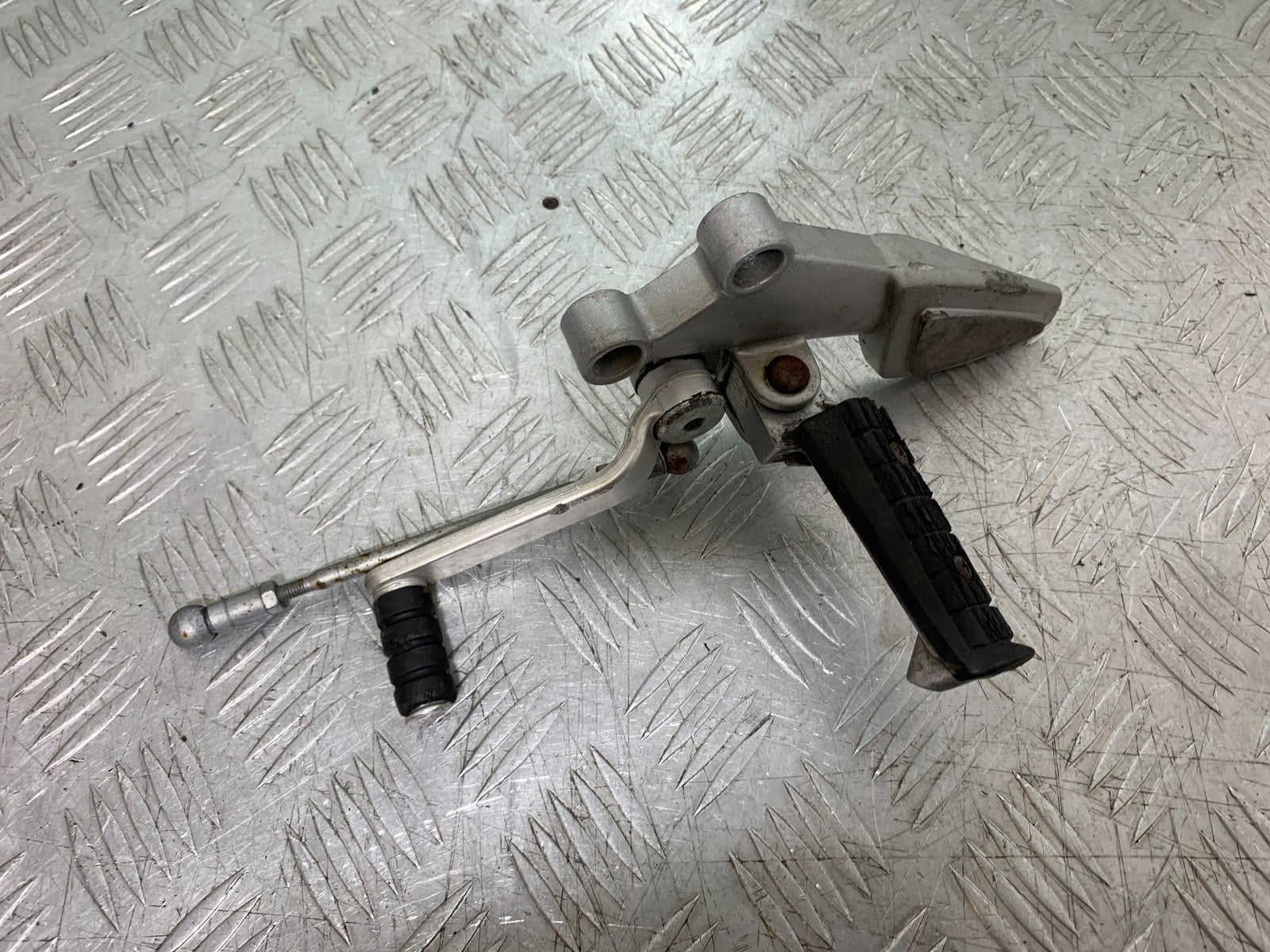 TRIUMPH 955I SPRINT RS FRONT LEFT HANGER  YEAR 1999-03 (CMB1313)
