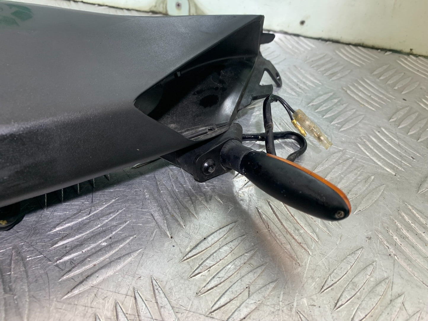APRILIA TUONO 1000 V4 RIGHT AIR TUBE AND INDICATOR YEAR 2013-2014  (CMB1239)