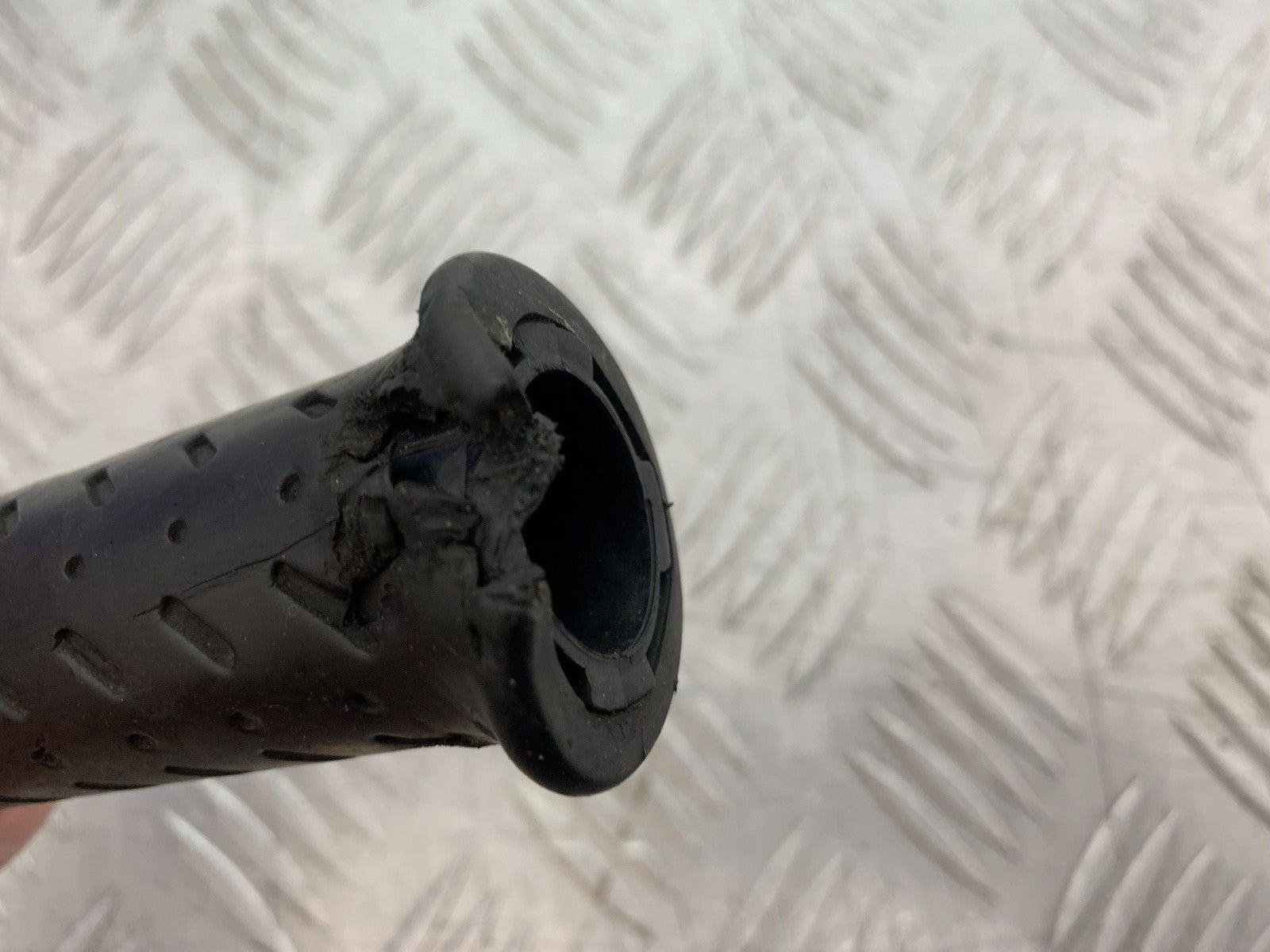 TRIUMPH 955i DAYTONA THROTTLE AND GRIP YEAR 2002-2006 (CMB1229)