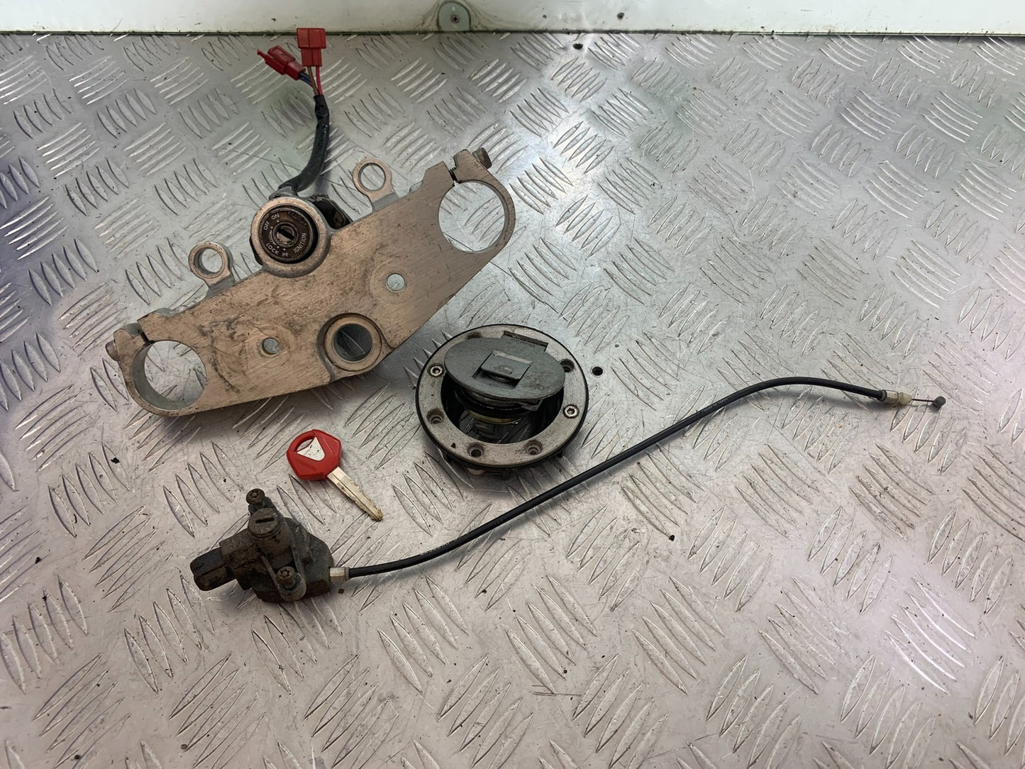 YAMAHA XJR1300 XJR 1300 LOCKS AND KEY   YEAR  1999-2003 (CMB1119)