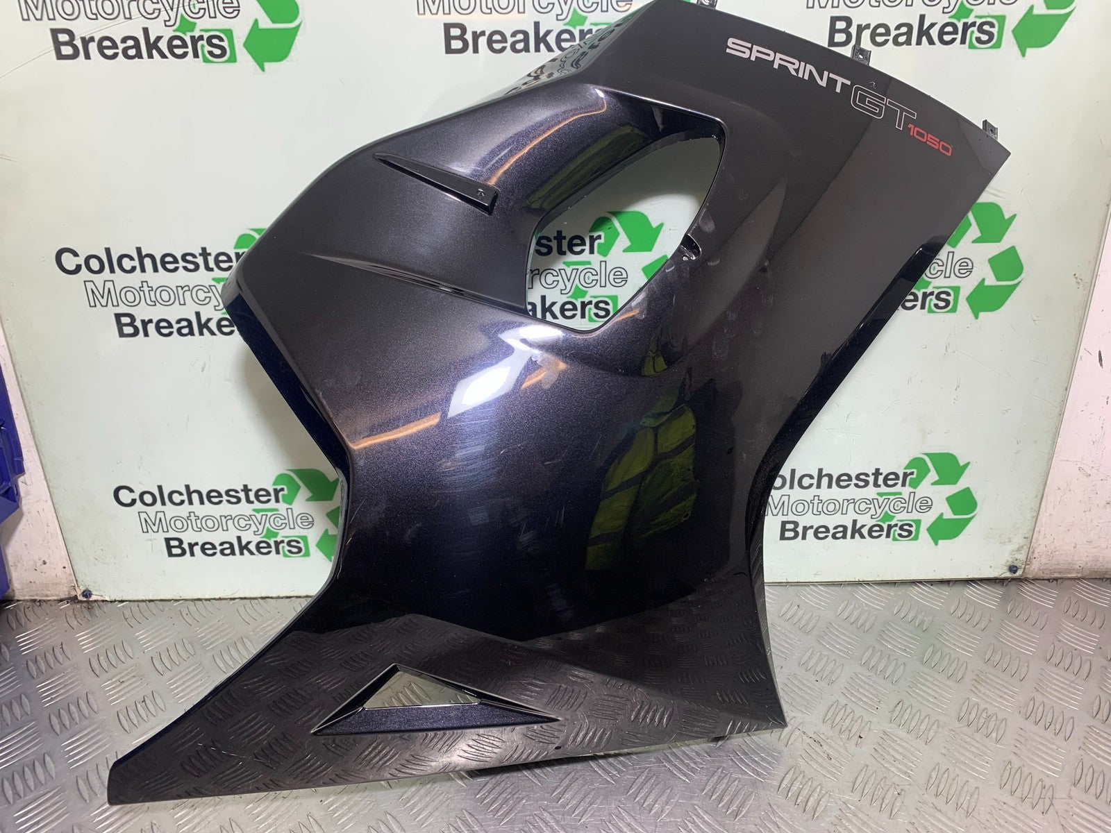 TRIUMPH 1050 SPRINT GT RIGHT FAIRING PANEL  YEAR 2010-2016 (CMB1250)