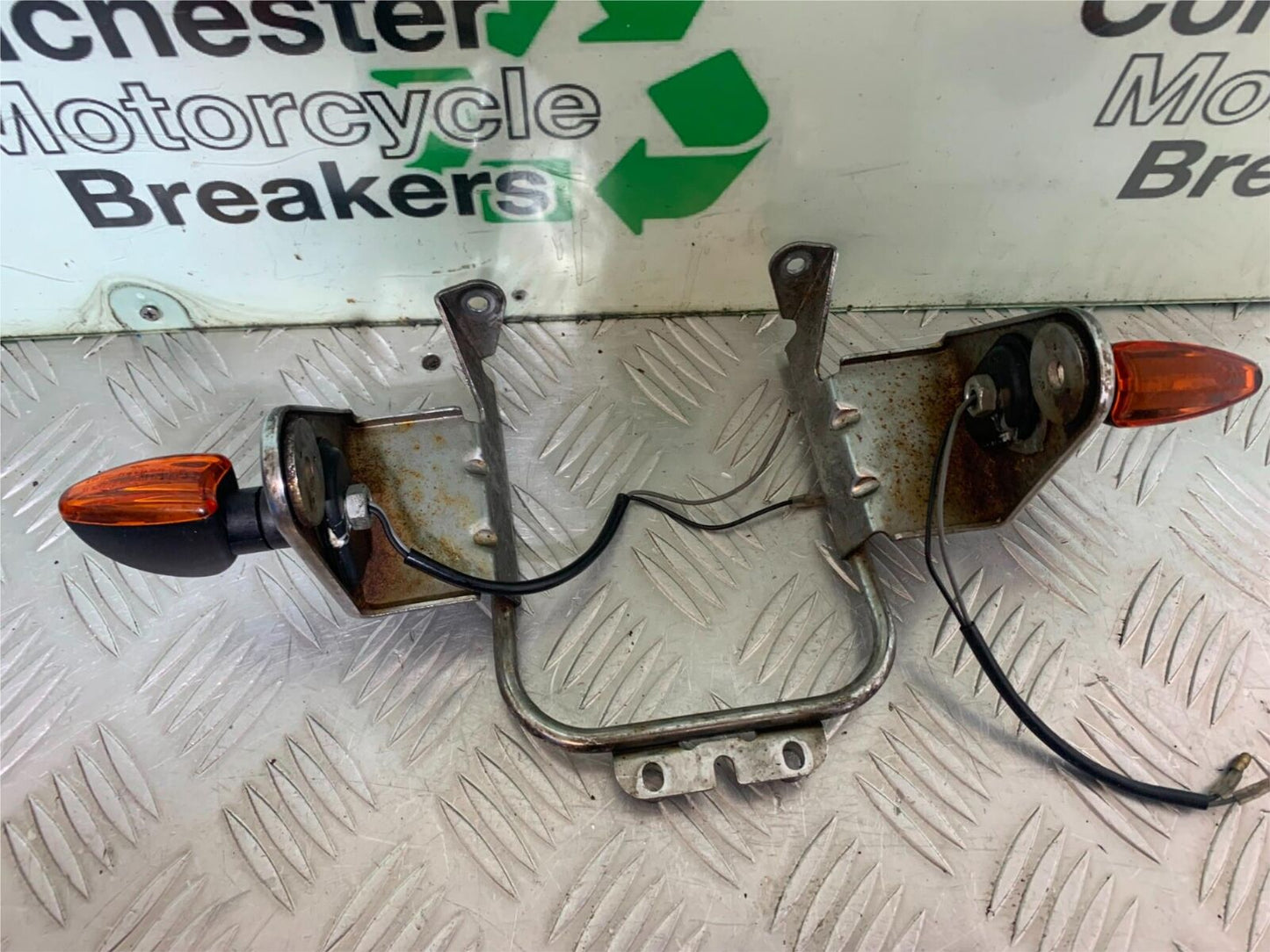 KAWASAKI Z750 ZR750 ZR-7S HEADLIGHT BRACKET   YEAR 1999-05 (CMB1135)