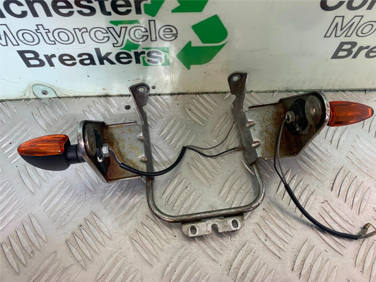 KAWASAKI Z750 ZR750 ZR-7S HEADLIGHT BRACKET   YEAR 1999-05 (CMB1135)