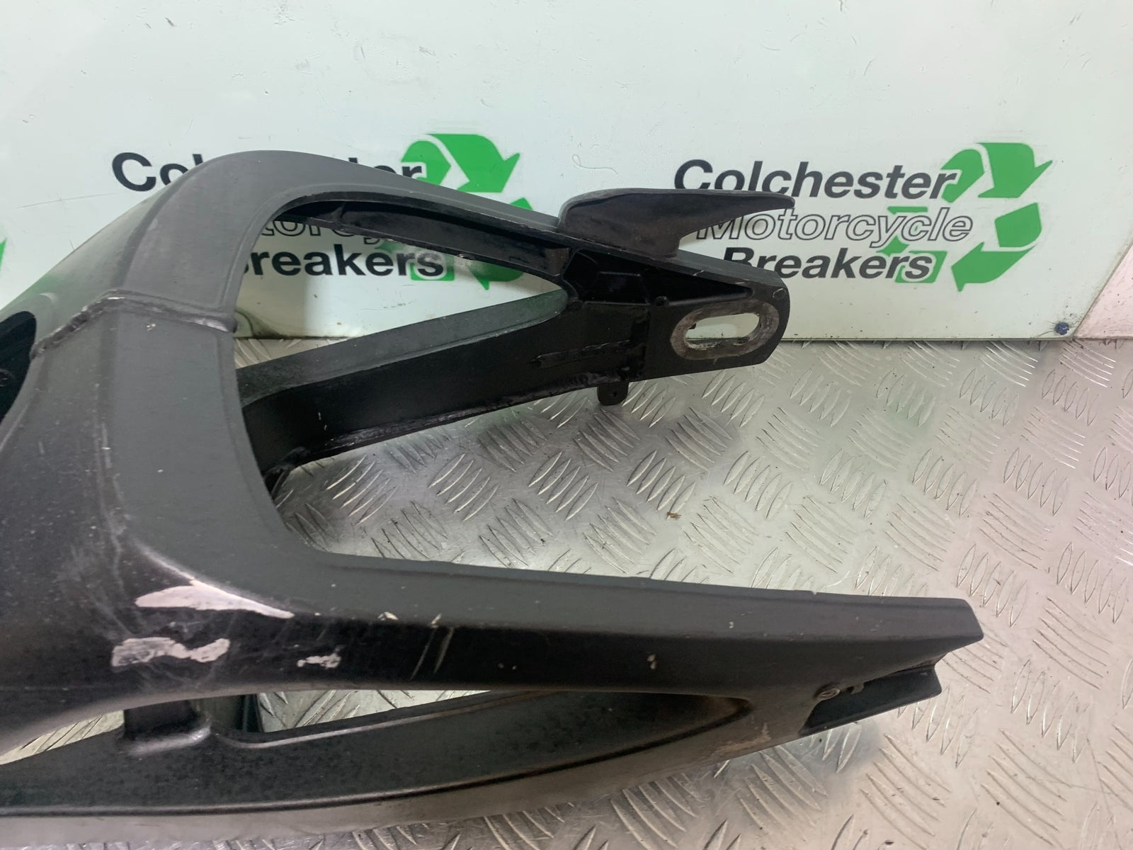 YAMAHA YZF R1 SWINGARM    YEAR 2004-2006 (CMB1155)