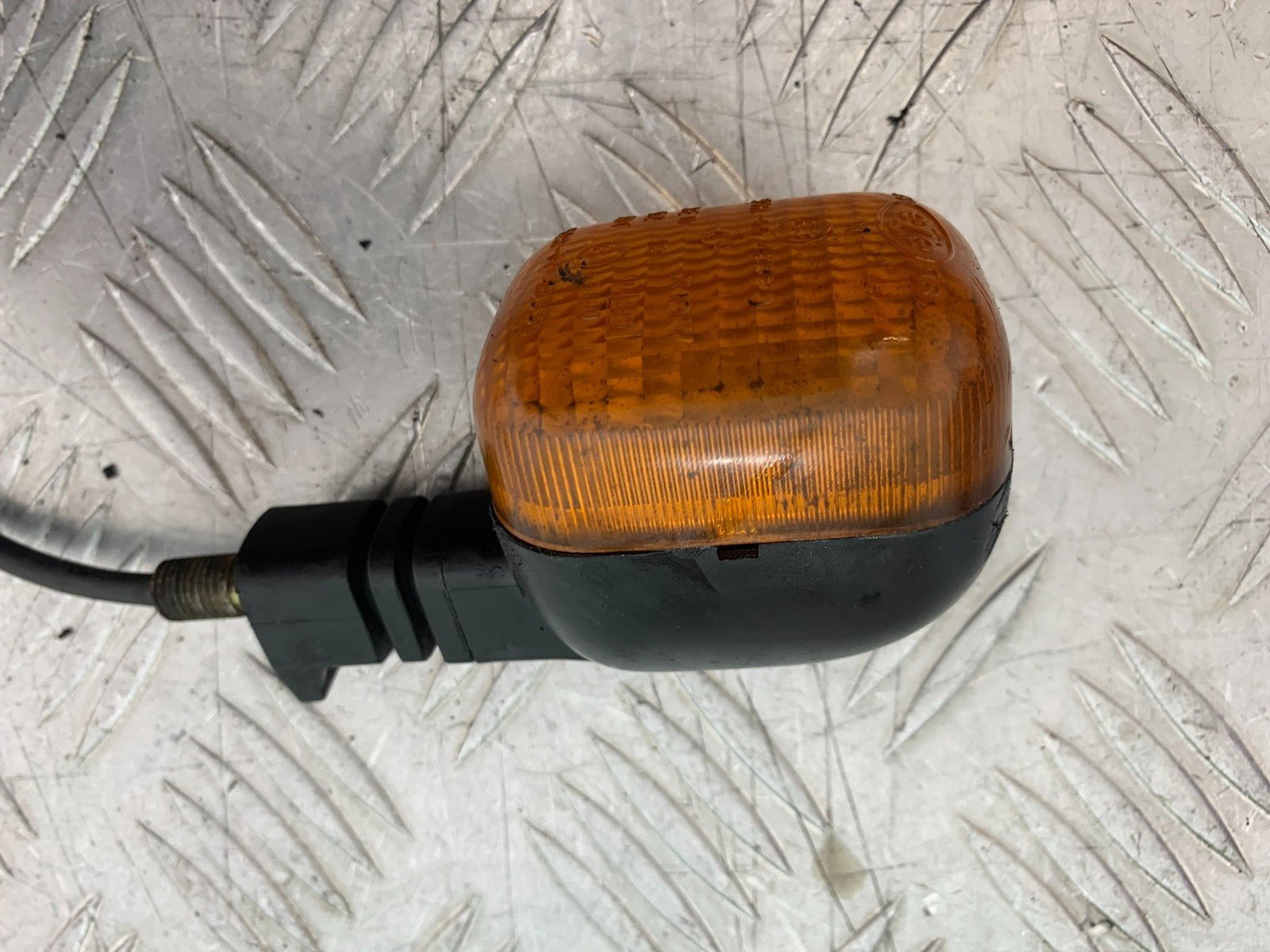 TRIUMPH 955i DAYTONA FRONT LEFT INDICATOR YEAR 2002-2006 (CMB1229)