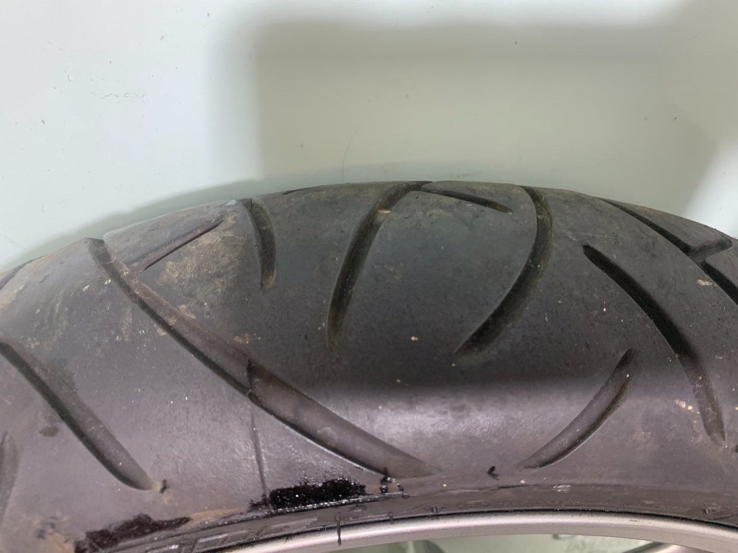 TRIUMPH 955i SPRINT ST FRONT WHEEL (TYRE IS GGOD) 1999-2004 (CMB1176)