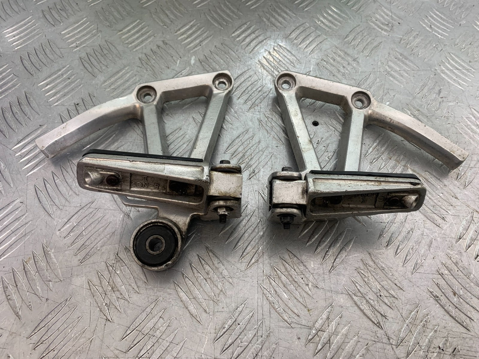 YAMAHA FZS600 FAZER 600 REAR HANGERS  YEAR 1998-2001 (CMB1267)