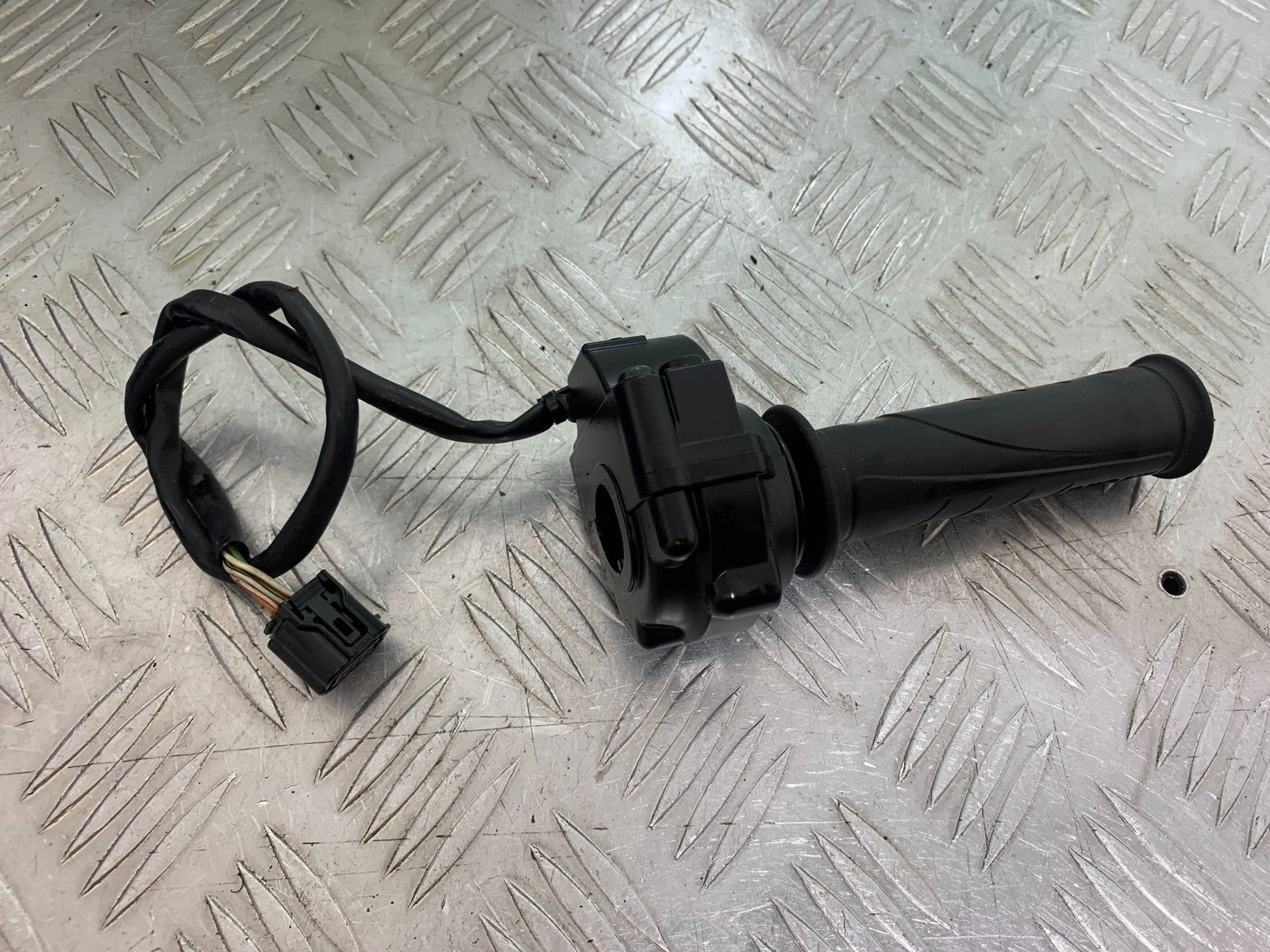 DUCATI 1299 PANIGALE THROTTLE AND TWIST GRIP   YEAR 2016 (CMB 1187)
