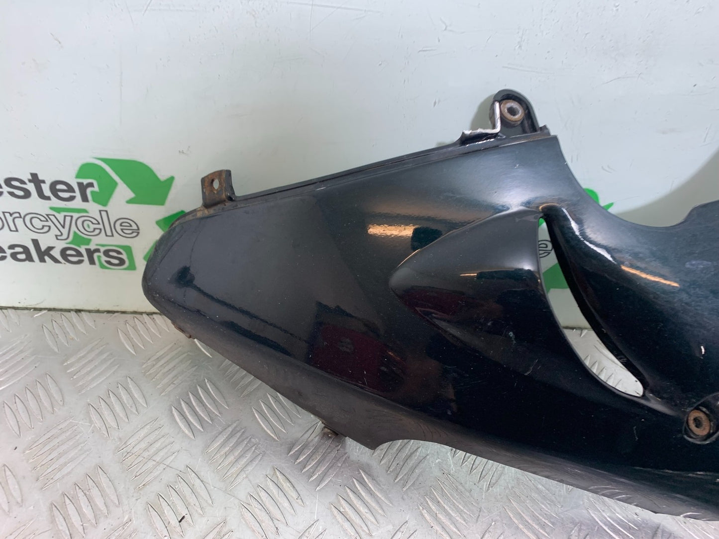 TRIUMPH 955i SPRINT ST LEFT BELLYPAN YEAR 1999-04 (CMB1230)