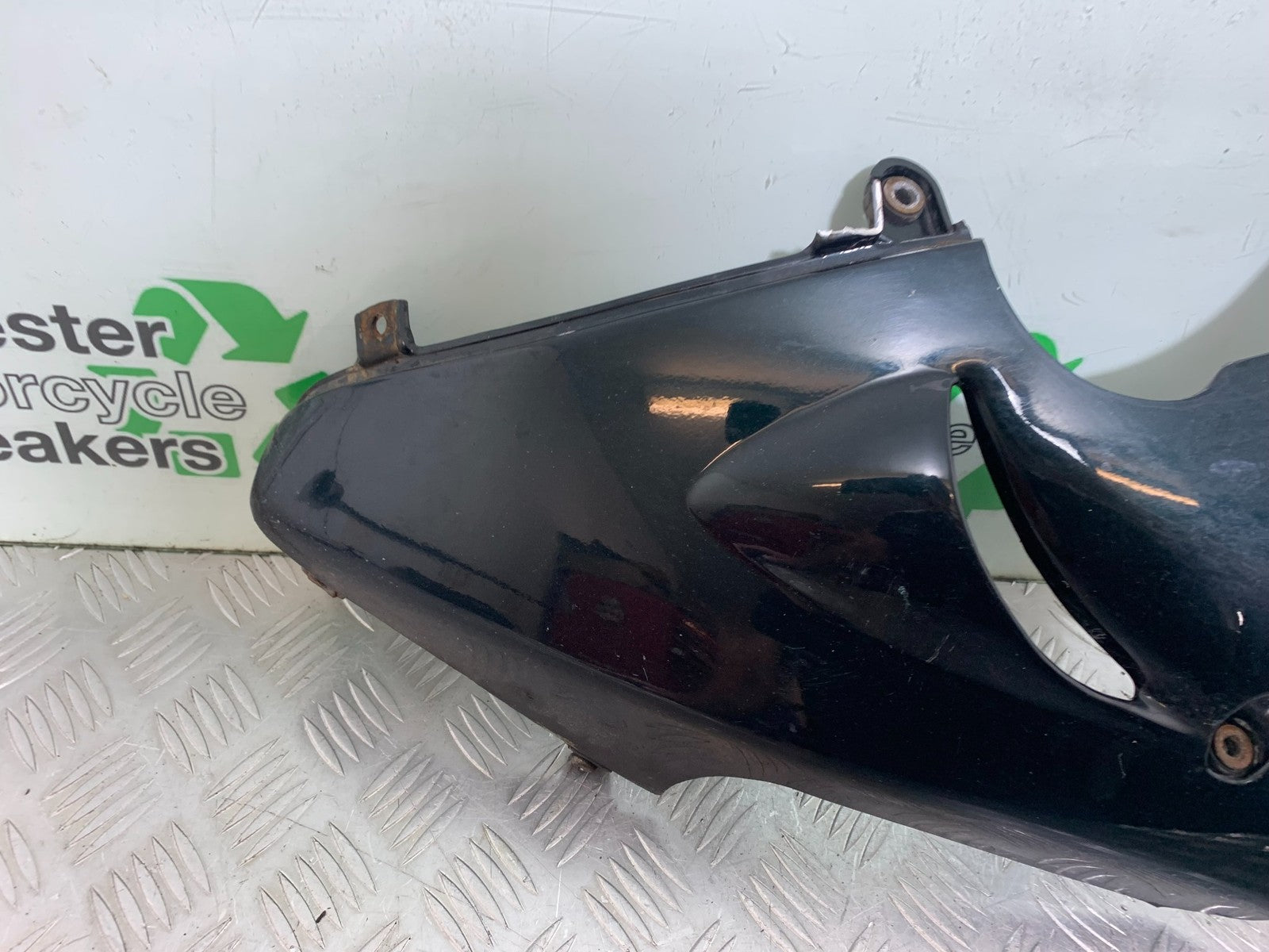 TRIUMPH 955i SPRINT ST LEFT BELLYPAN YEAR 1999-04 (CMB1230)
