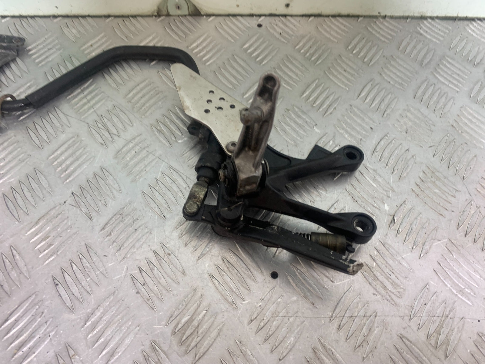 KAWASAKI ZX6R ZX6 R P7F P8F FRONT RIGHT HANGER  YEAR 2007-08 (CMB1165)