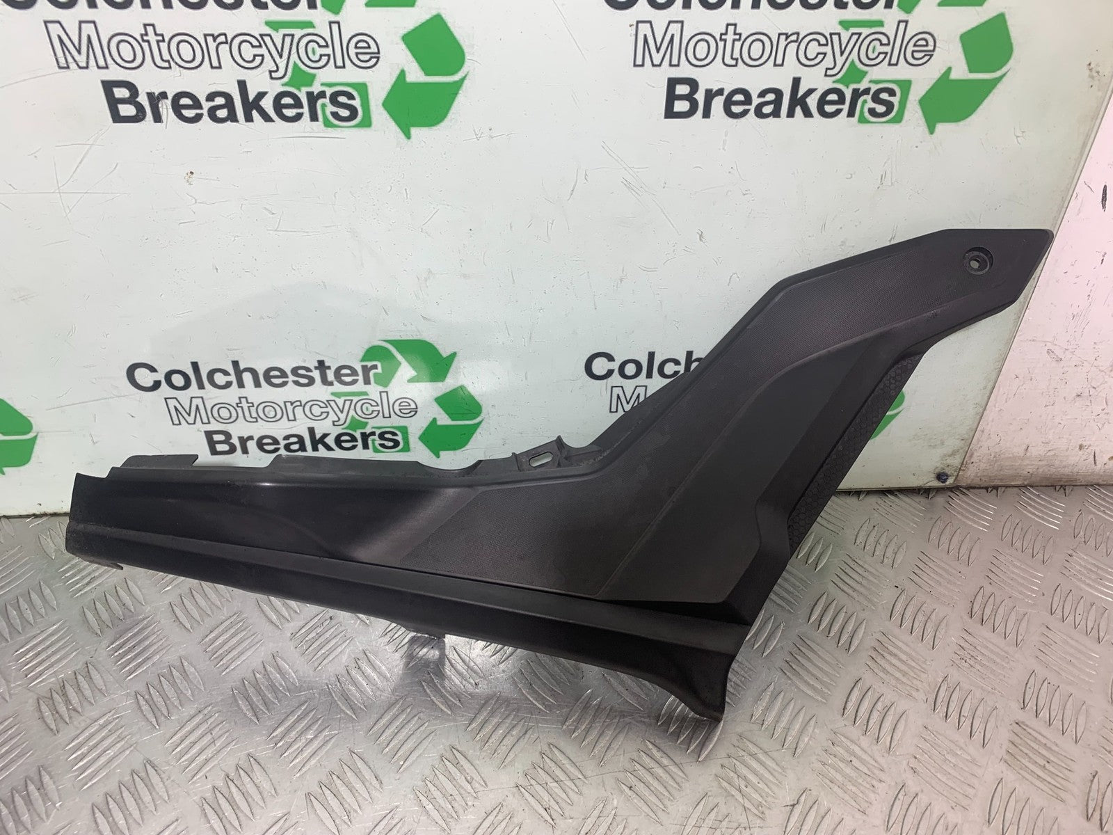 YAMAHA YZF-R125 YZF 125 RIGHT SIDE INFILL PANEL  YEAR 2019-2022 (CMB1263)