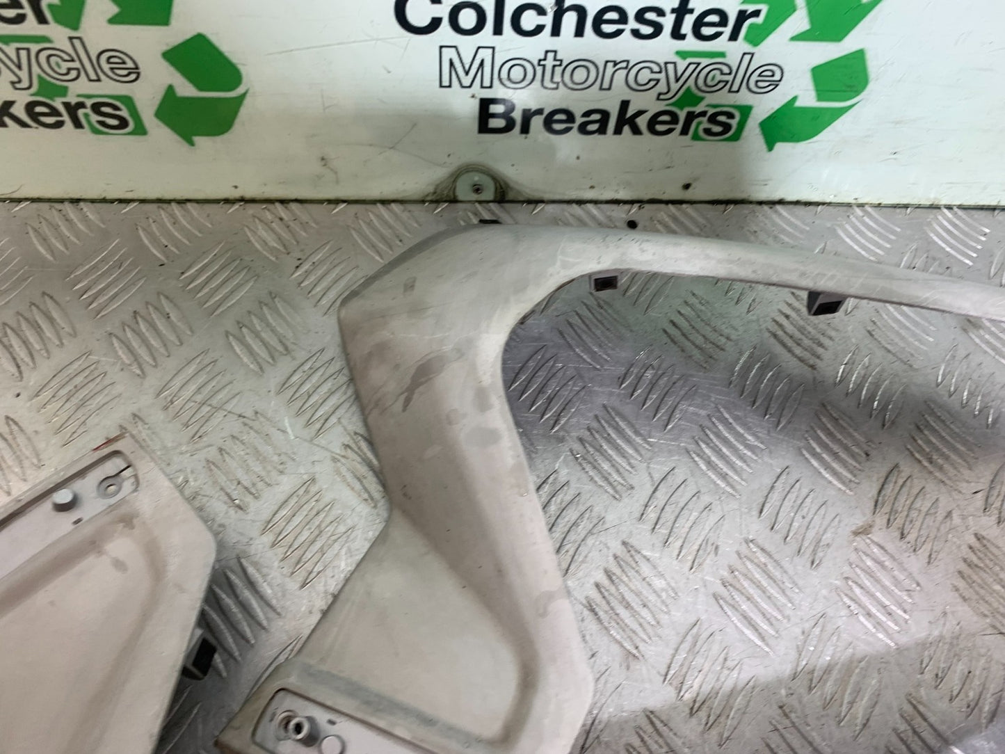YAMAHA XMAX 250 XMAX 250 LEFT AND RIGHT LOWER PANELS  YEAR 2006-09 (CMB1201)