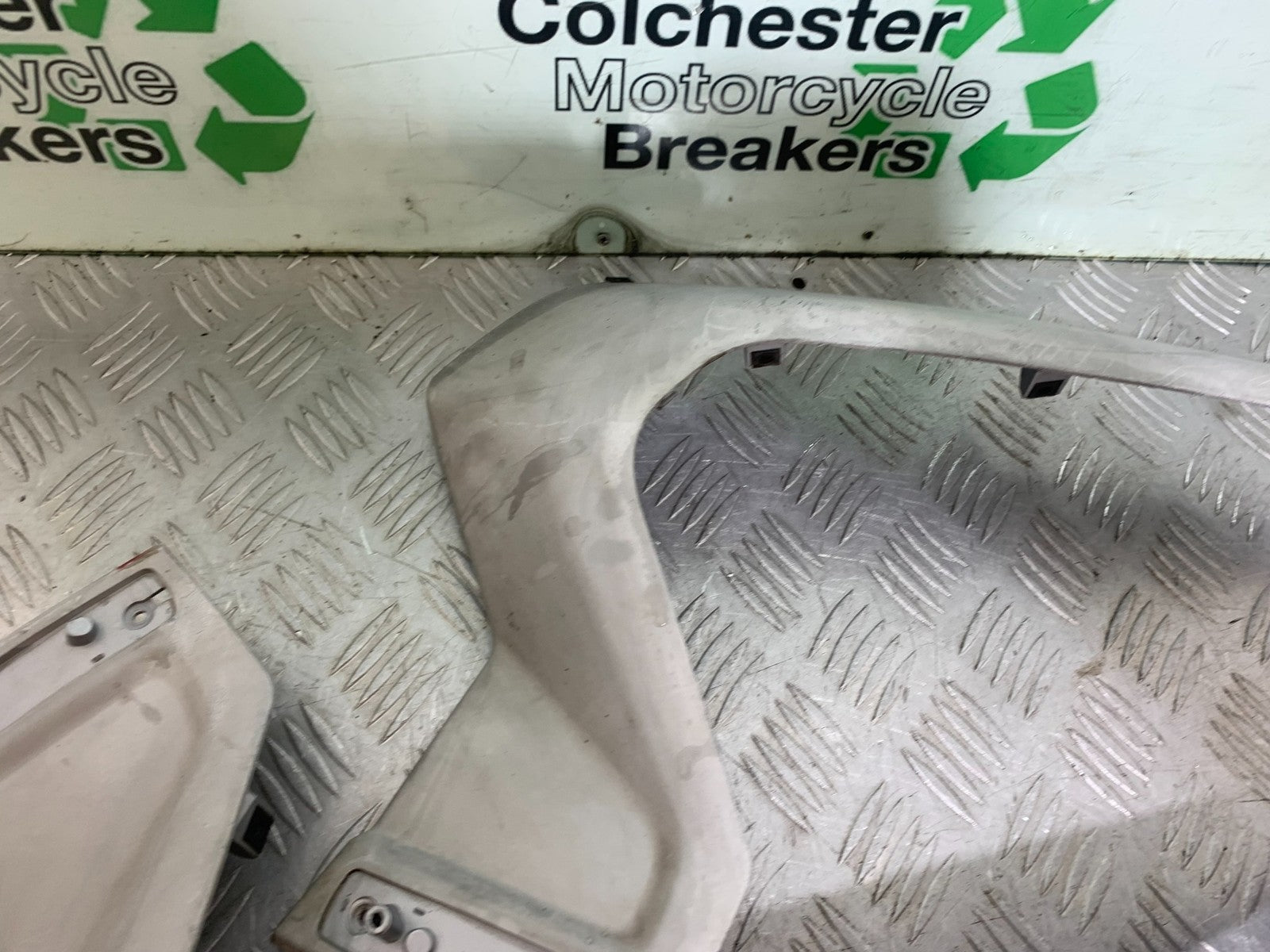 YAMAHA XMAX 250 XMAX 250 LEFT AND RIGHT LOWER PANELS  YEAR 2006-09 (CMB1201)