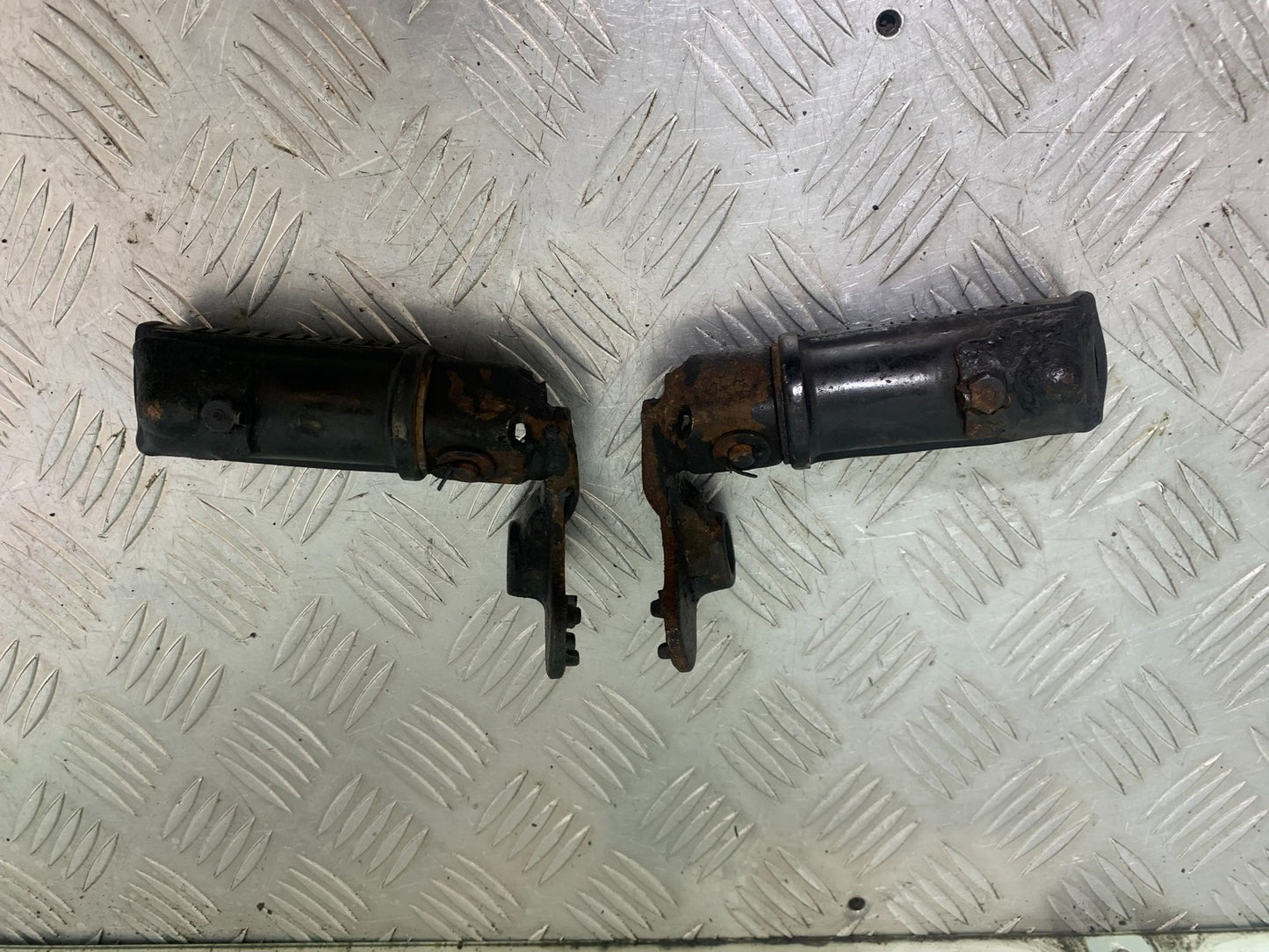HONDA GL500 GL 500 SILVERWING FRONT PEGS   YEAR 1981-82 (CMB1168)