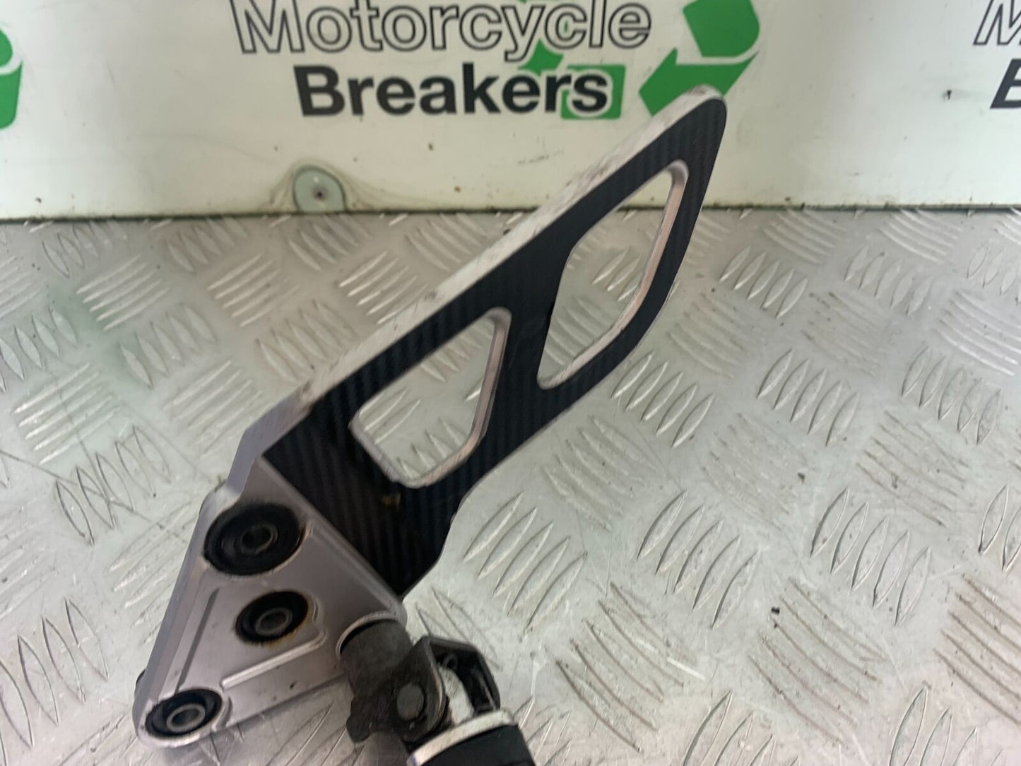 SUZUKI GSF1250 GSF 1250 BANDIT FRONT LEFT HANGER & PEG  YEAR 2007-2011 (CMB1125)