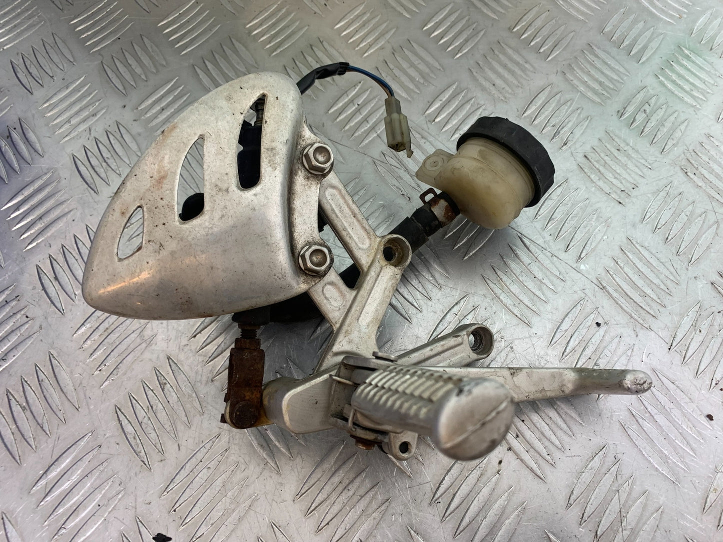 TRIUMPH T509 SPEED TRIPLE FRONT RIGHT HANGER  YEAR 1997-1998 (CMB1144)