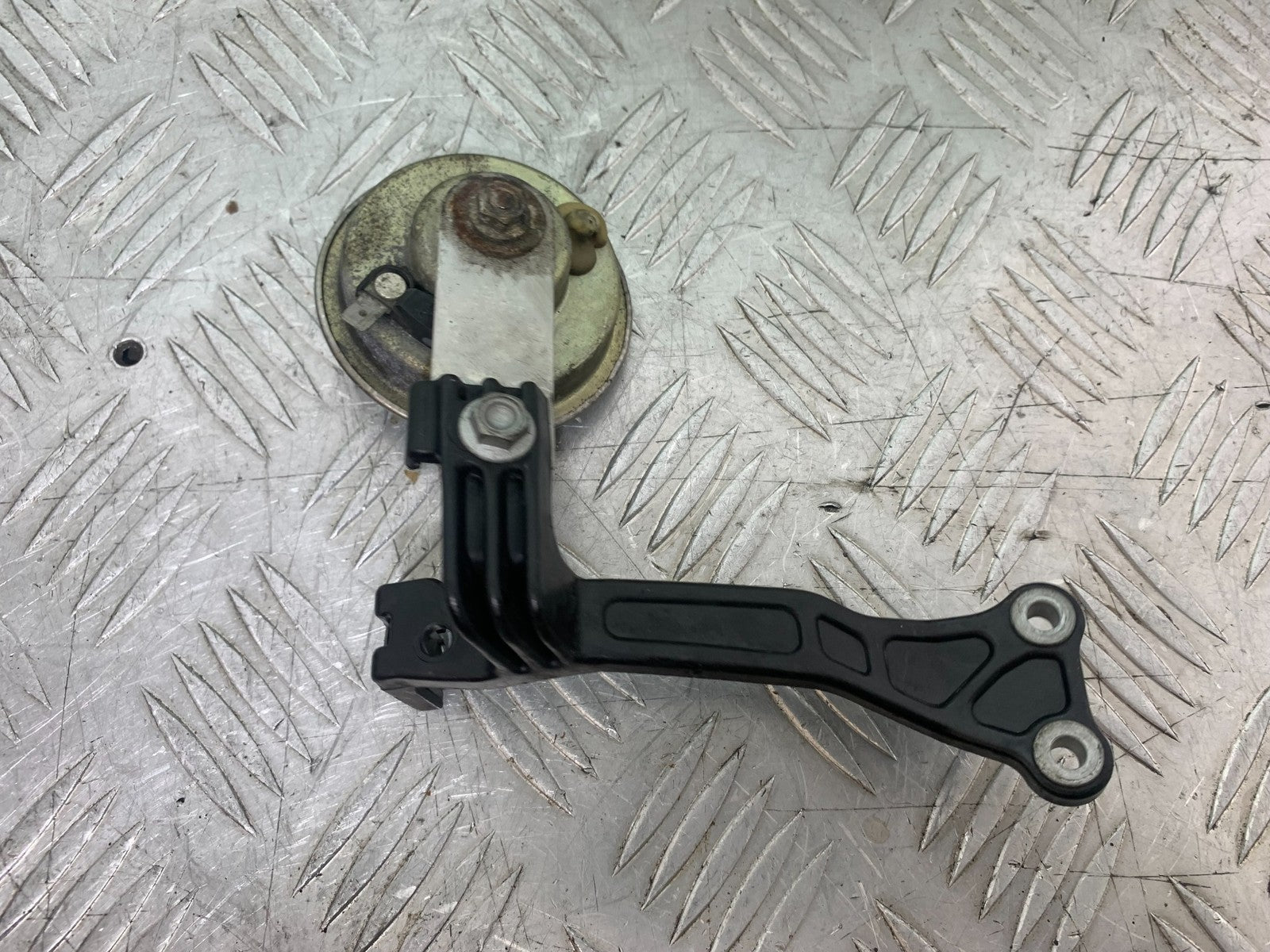 APRILIA RSV1000 R FACTORY MILLE HORN AND BRACKET   2004-09 (CMB1203)