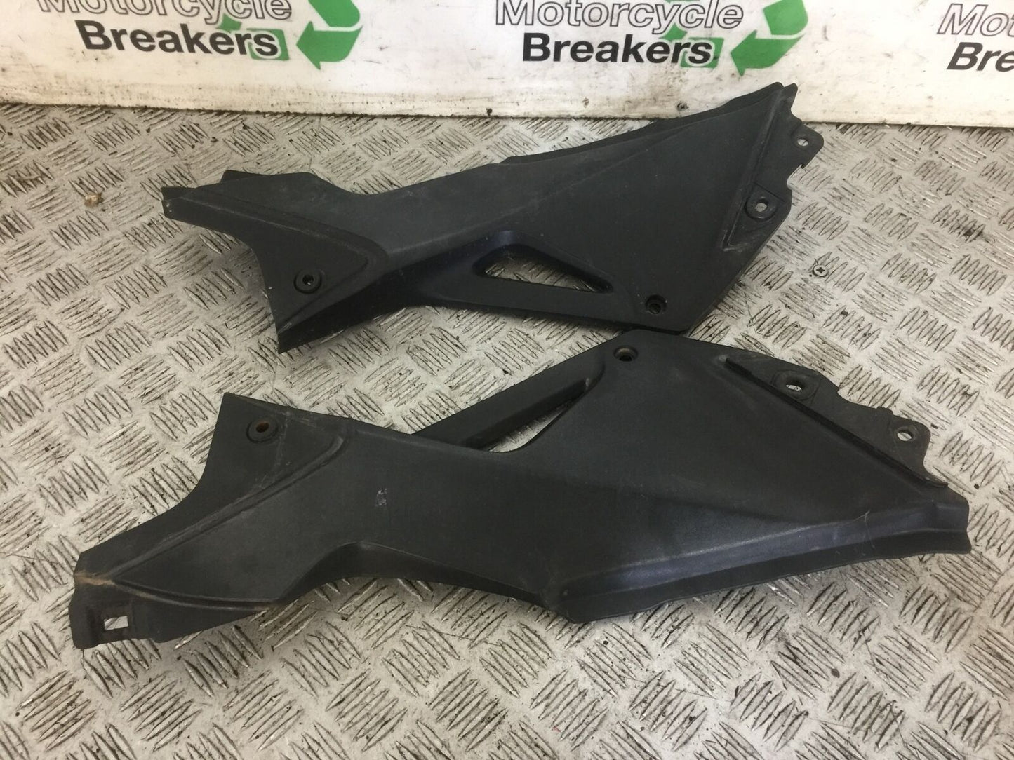 HONDA CBR125 CBR 125 LEFT AND RIGHT SEAT PANELS YEAR 2011-2017 (STOCK 732)