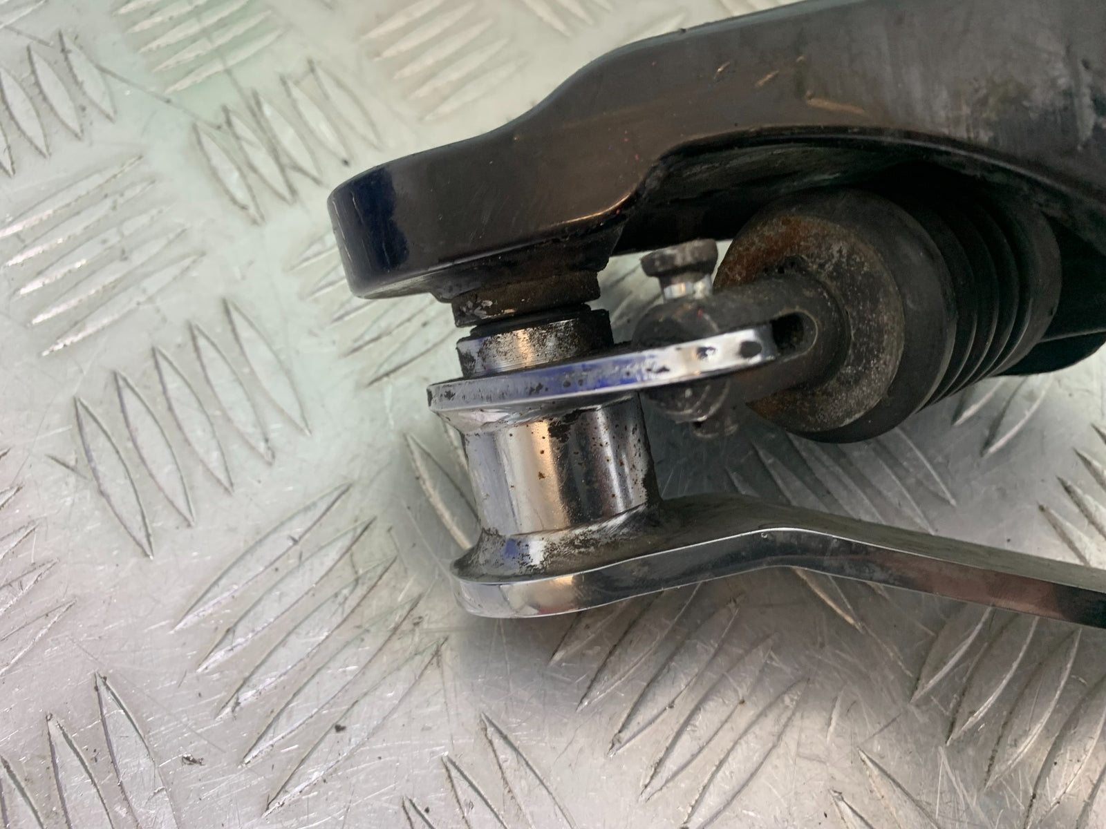 HARLEY DAVIDSON FXS BLACKLINE 1585 FRONT RIGHT HANGER  YEAR 2012 (CMB1147)