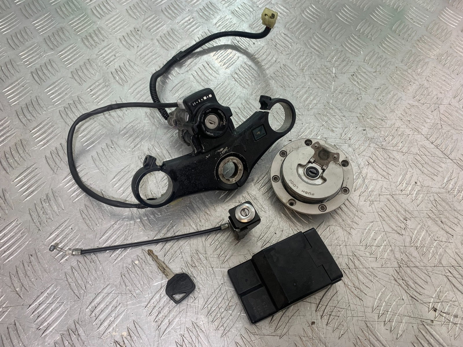 HONDA CBR600 CBR 600 FX FY ECU LOCKS KEY   YEAR 1999-2000 (CMB1287)