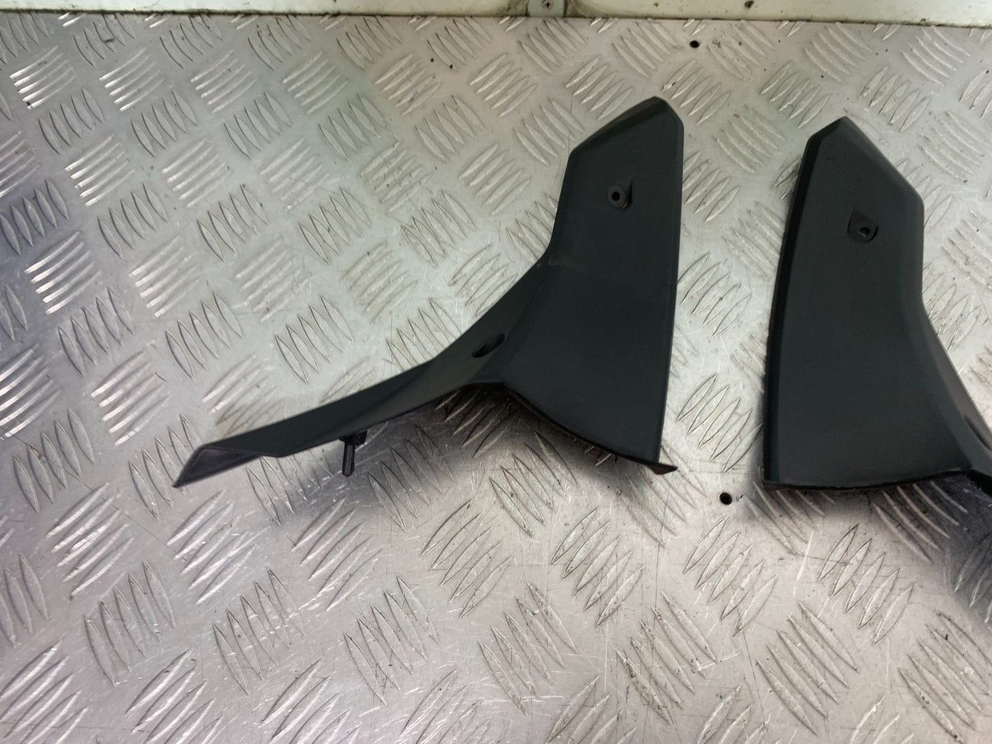 TRIUMPH 1050 SPRINT ST LEFT & RIGHT TOP FAIRING INFILLS   2003-2011 (CMB1285)