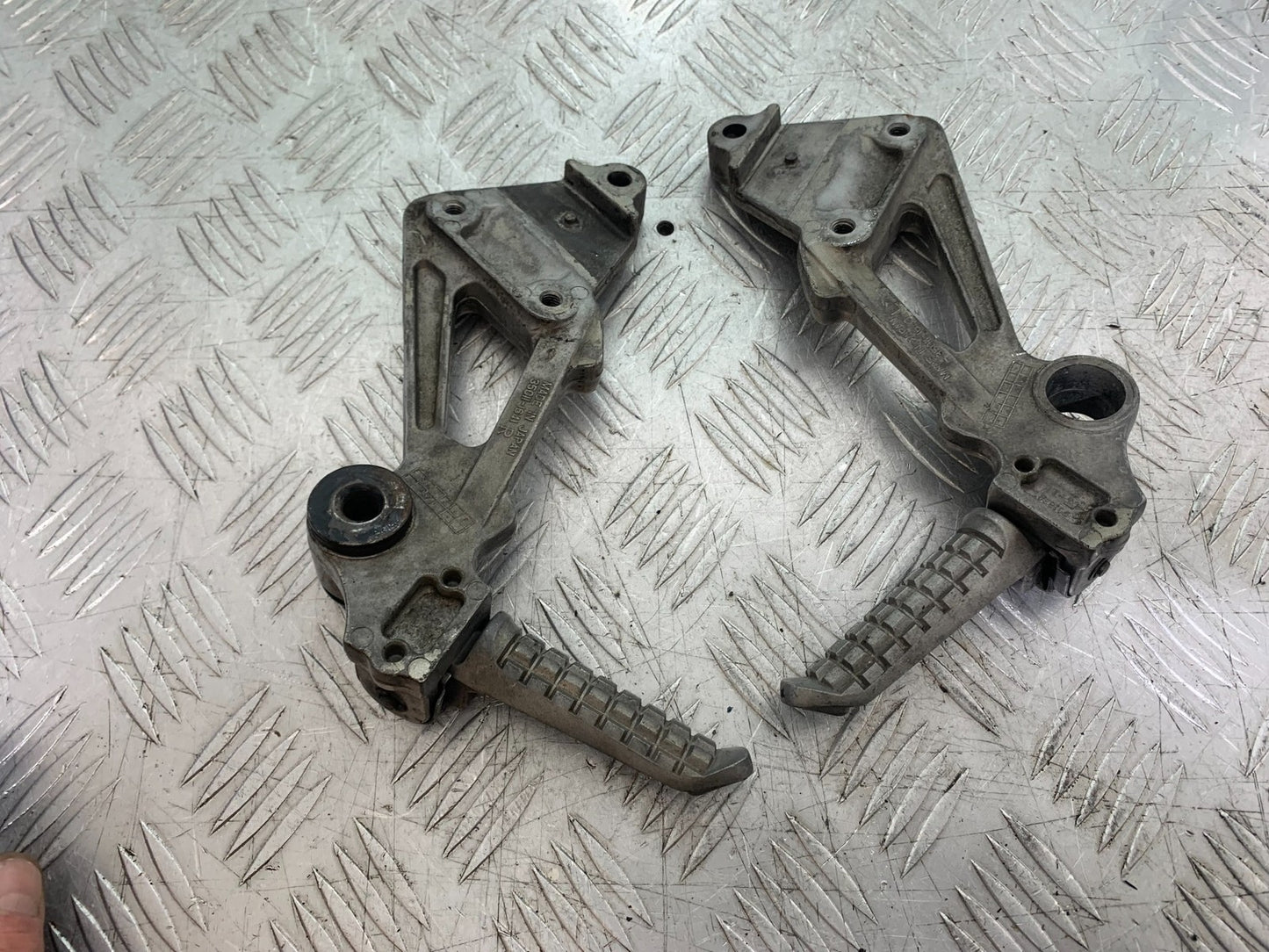 KAWASAKI ZZR1100 D REAR HANGERS AND PEGS   YEAR 1993-2001 (CMB1289)