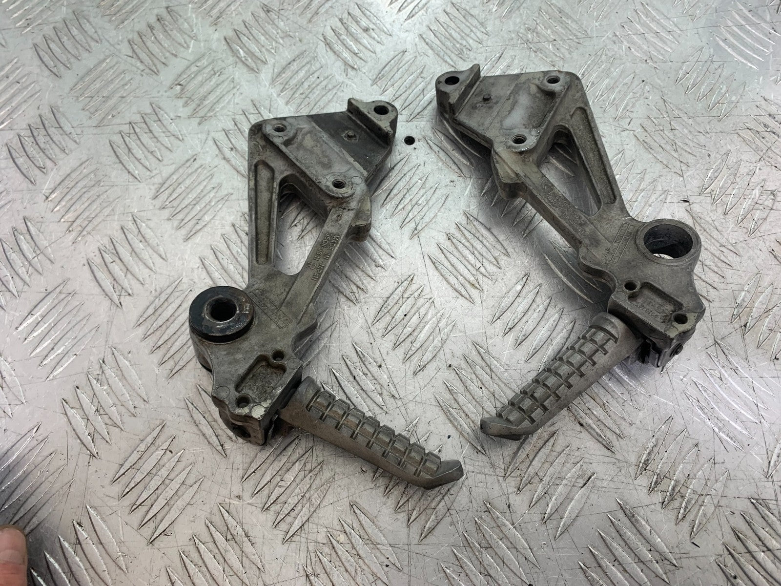 KAWASAKI ZZR1100 D REAR HANGERS AND PEGS   YEAR 1993-2001 (CMB1289)