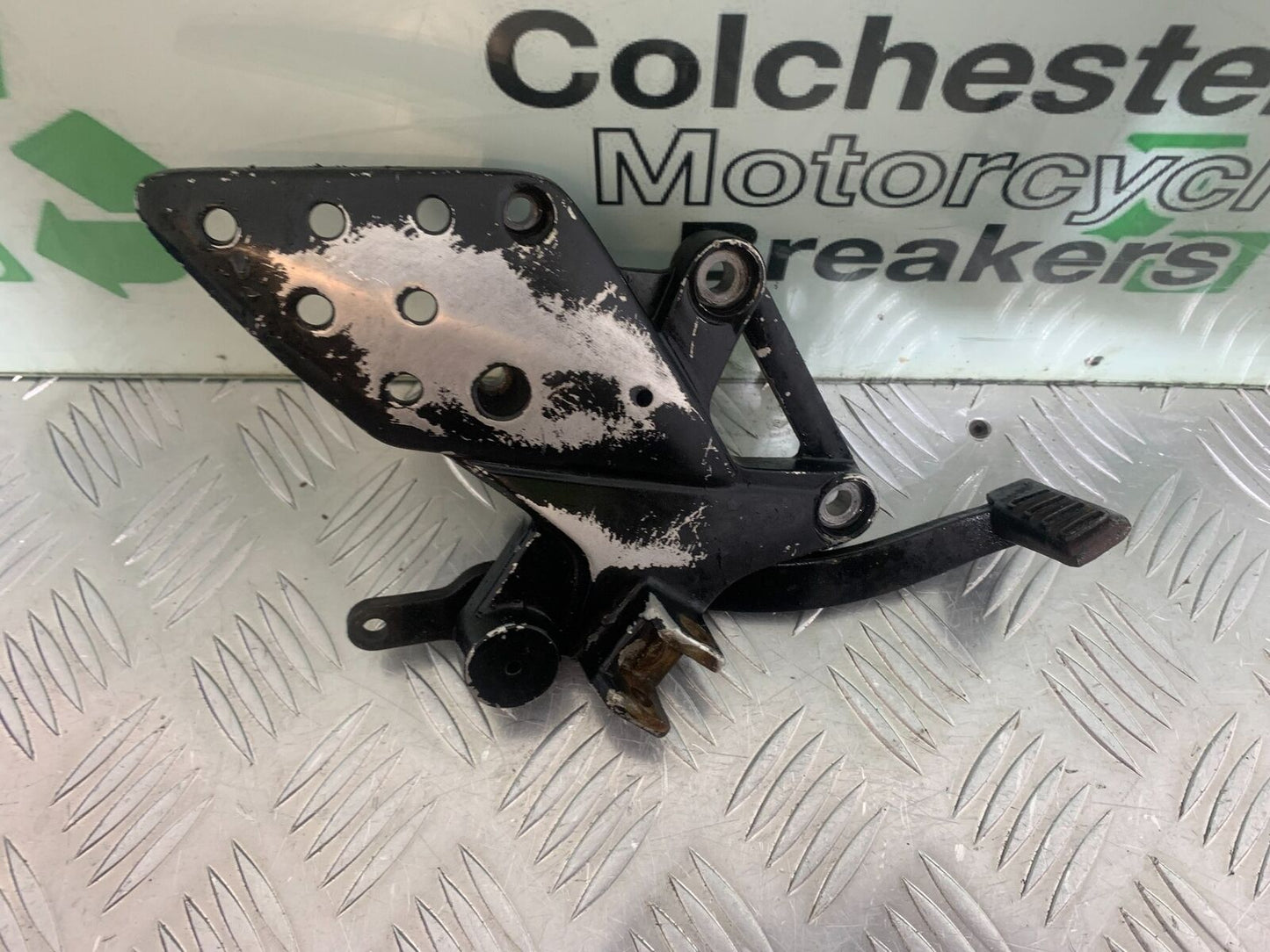 HONDA CBR125 CBR 125 FRONT RIGHT HANGER   YEAR 2004-06  (CMB1040)