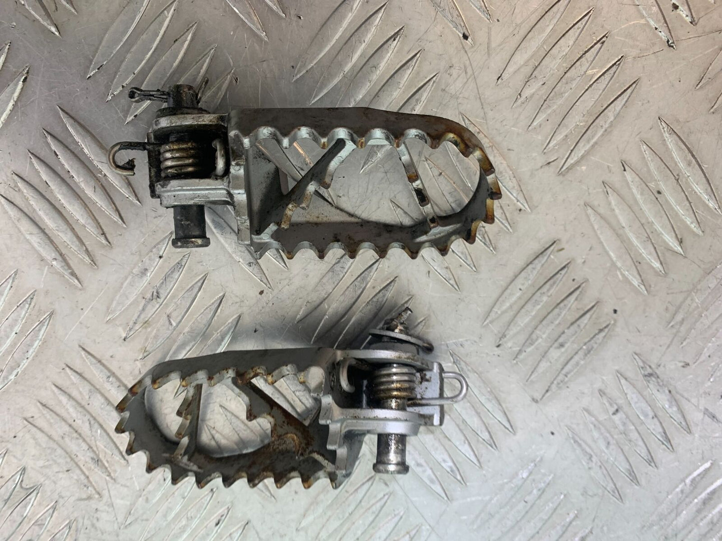 KTM 990 SUPERMOTO T FRONT FOOTPEGS  YEAR 2010-2011  (CMB1127)