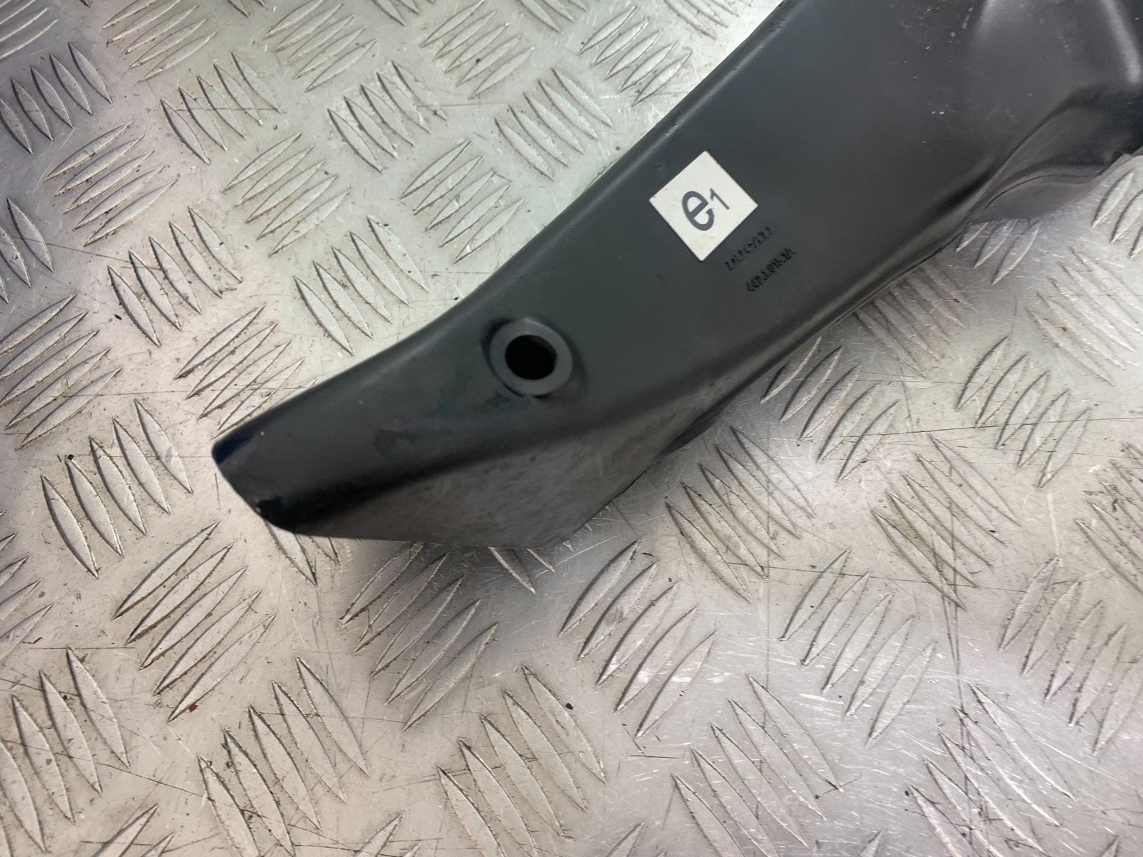 DUCATI 996 SPS 748 916 998 LEFT AIR TUBE  1999-2000 (CMB1209)