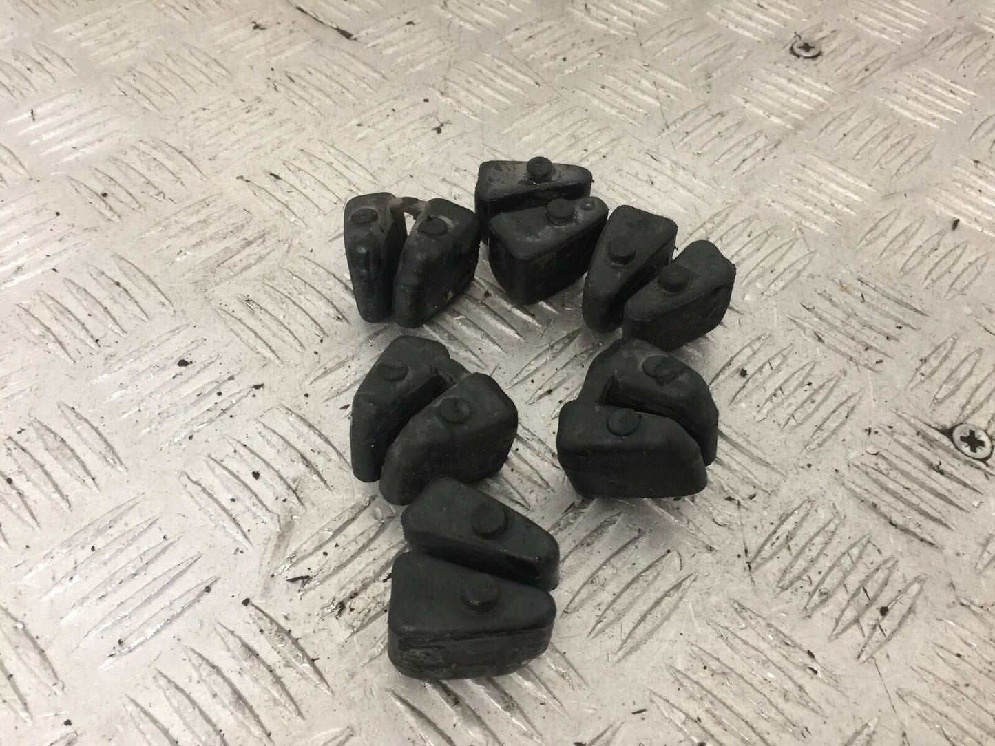 HONDA CBR1000 rr FIREBLADE CUSH DRIVE RUBBERS   YEAR 2004  (STOCK 853)