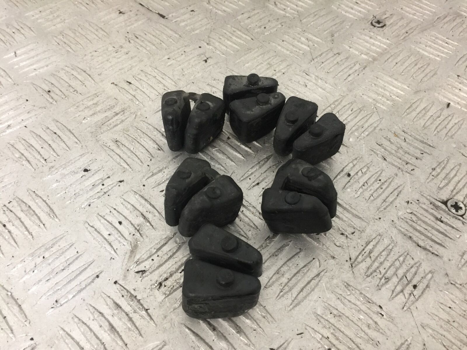 HONDA CBR1000 rr FIREBLADE CUSH DRIVE RUBBERS   YEAR 2004  (STOCK 853)