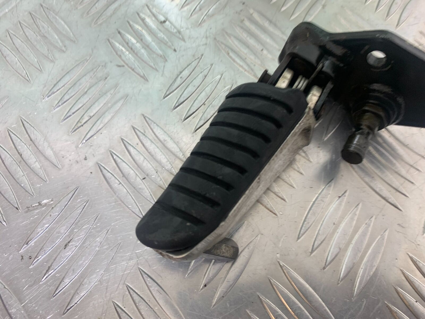 SUZUKI DL 650 V-STROM FRONT LEFT PEG AND BRACKET   YEAR 2016 (STOCK 996)