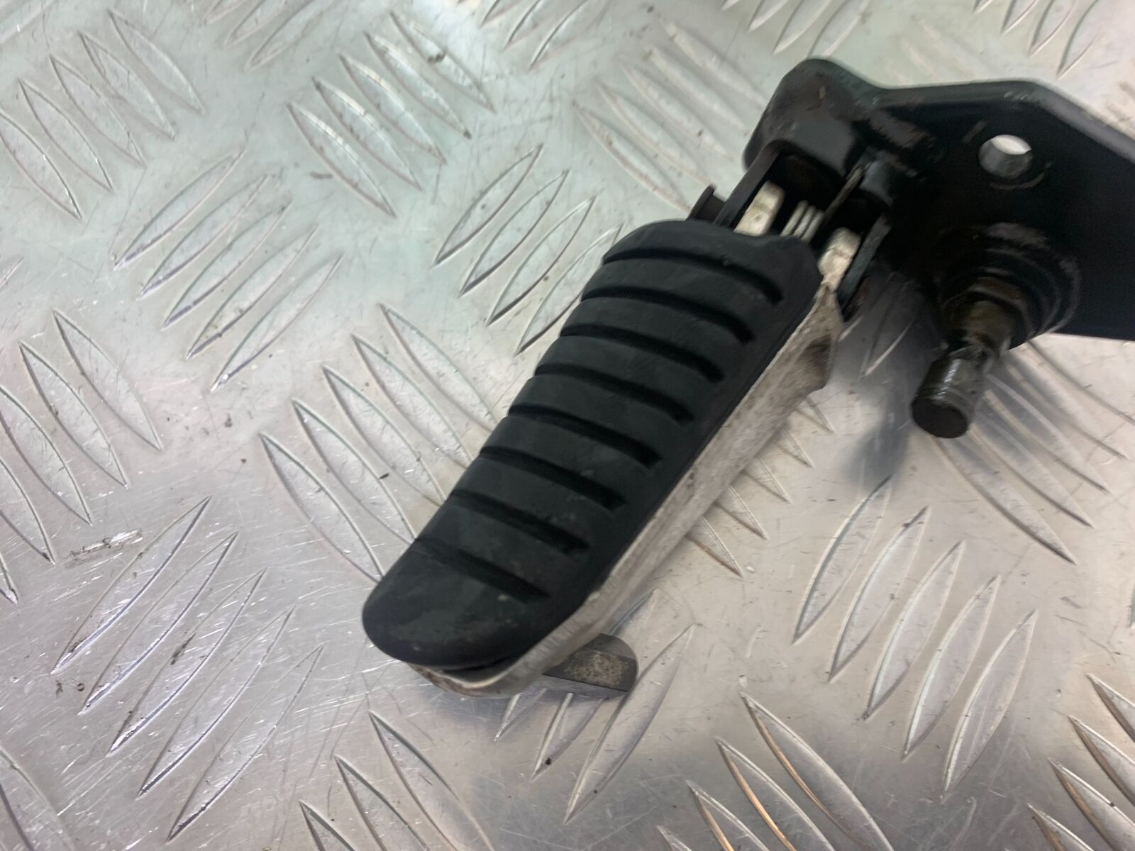SUZUKI DL 650 V-STROM FRONT LEFT PEG AND BRACKET   YEAR 2016 (STOCK 996)