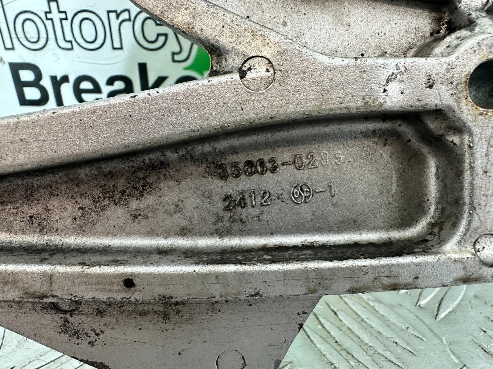 KAWASAKI ER6 F ER6F LEFT HANGER AND PEGS YEAR 2005-2008 (CMB1178)