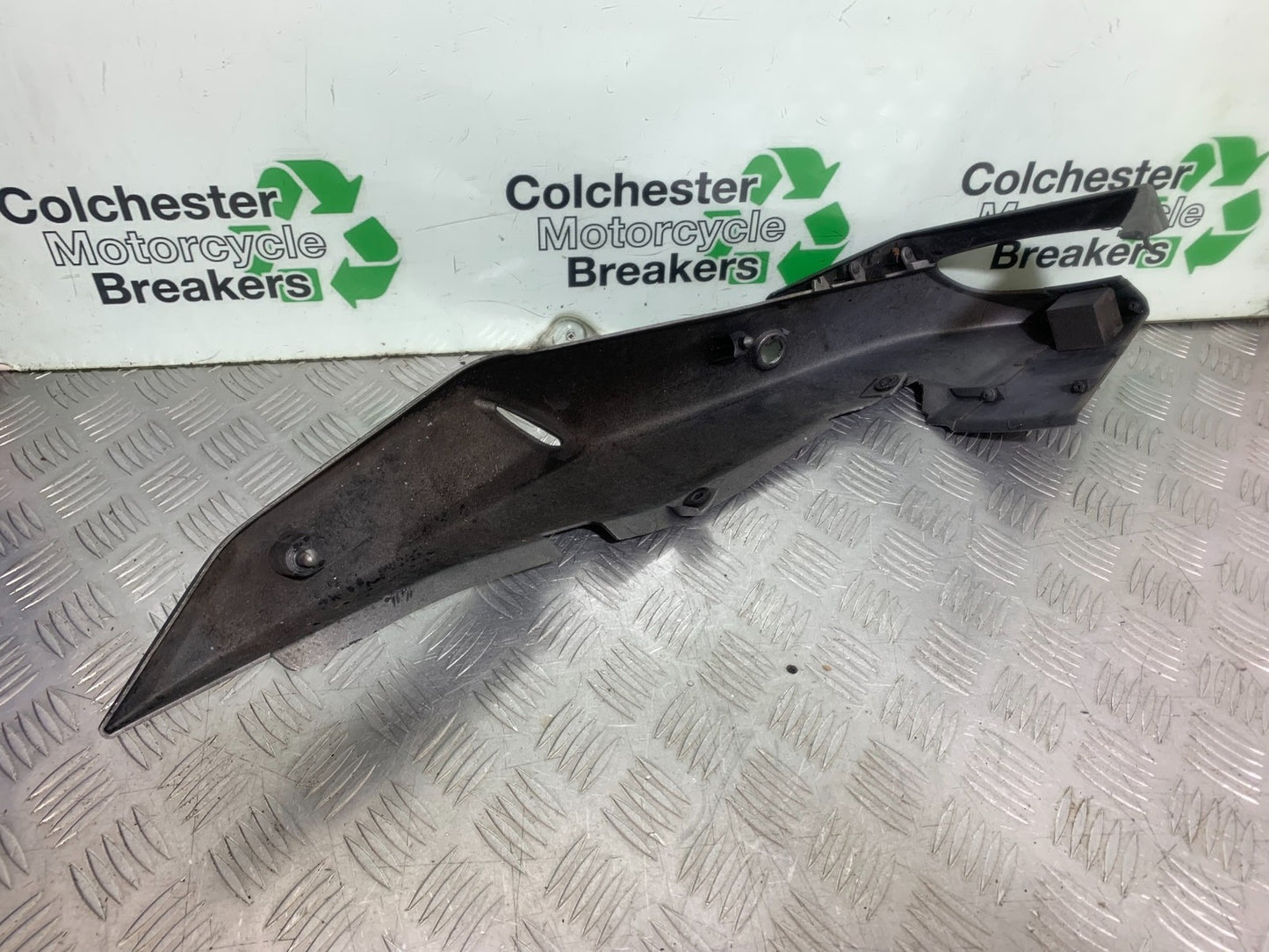 SUZUKI GS500 GS 500 LEFT SEAT PANEL   YEAR 2001-2008 (CMB1254)