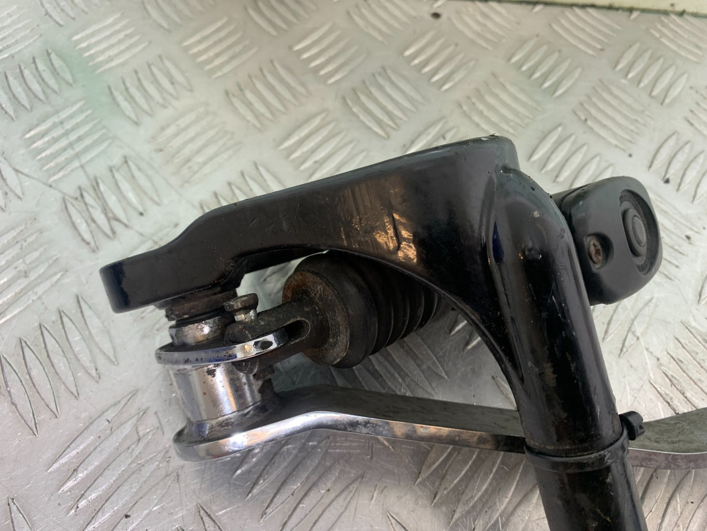 HARLEY DAVIDSON FXS BLACKLINE 1585 FRONT RIGHT HANGER  YEAR 2012 (CMB1147)