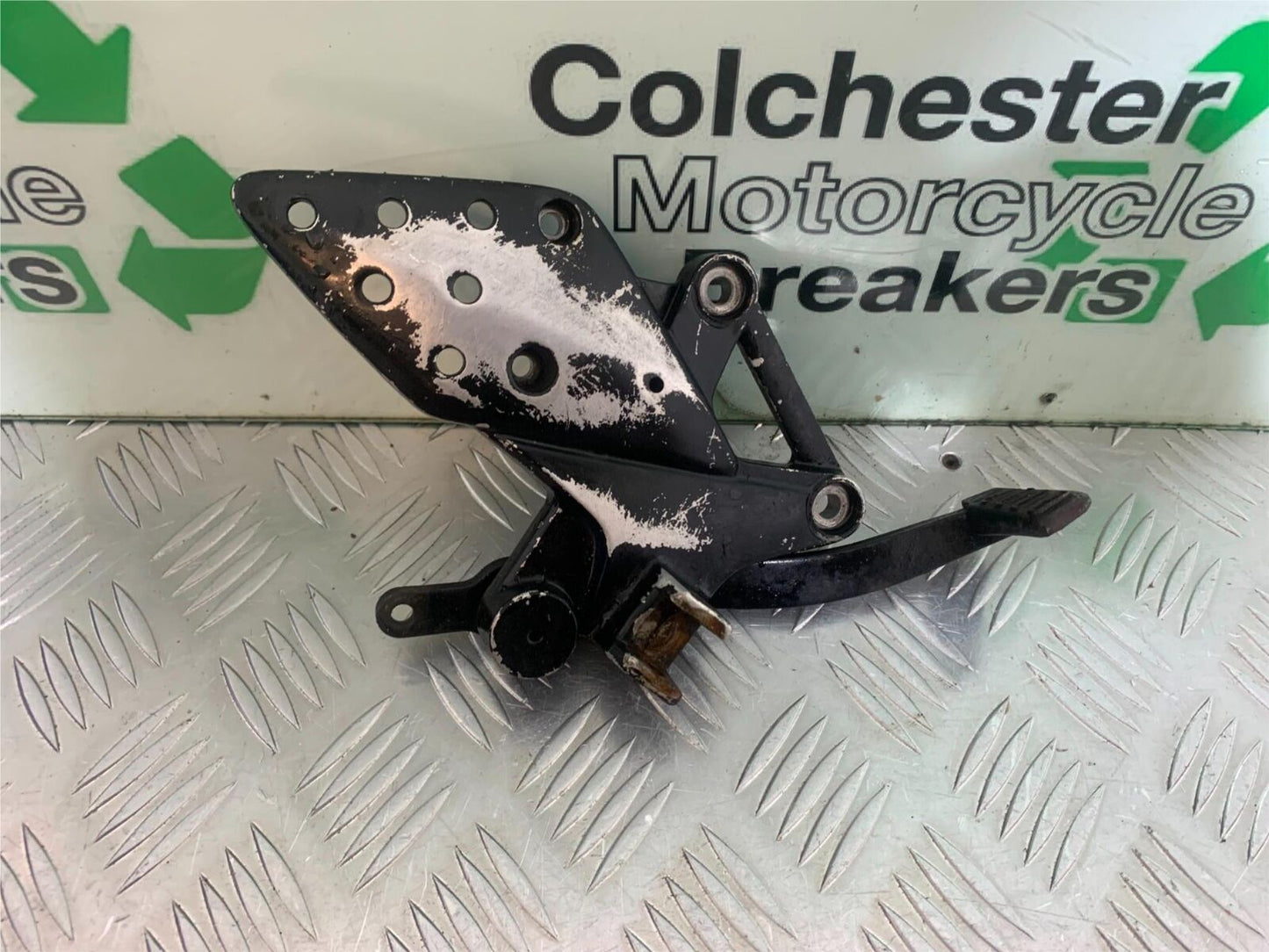 HONDA CBR125 CBR 125 FRONT RIGHT HANGER   YEAR 2004-06  (CMB1040)