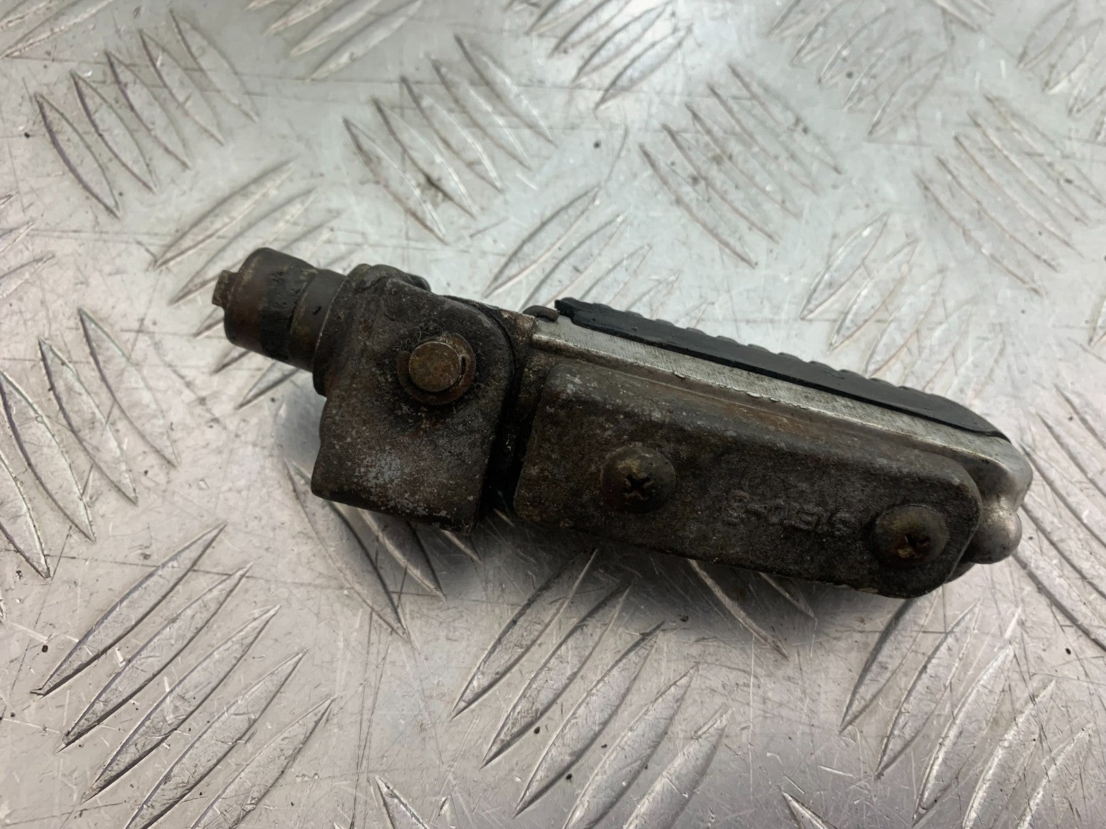 SUZUKI GSF600 GSF 600 BANDIT FRONT RIGHT FOOTPEG  2000-2004 (CMB1269)