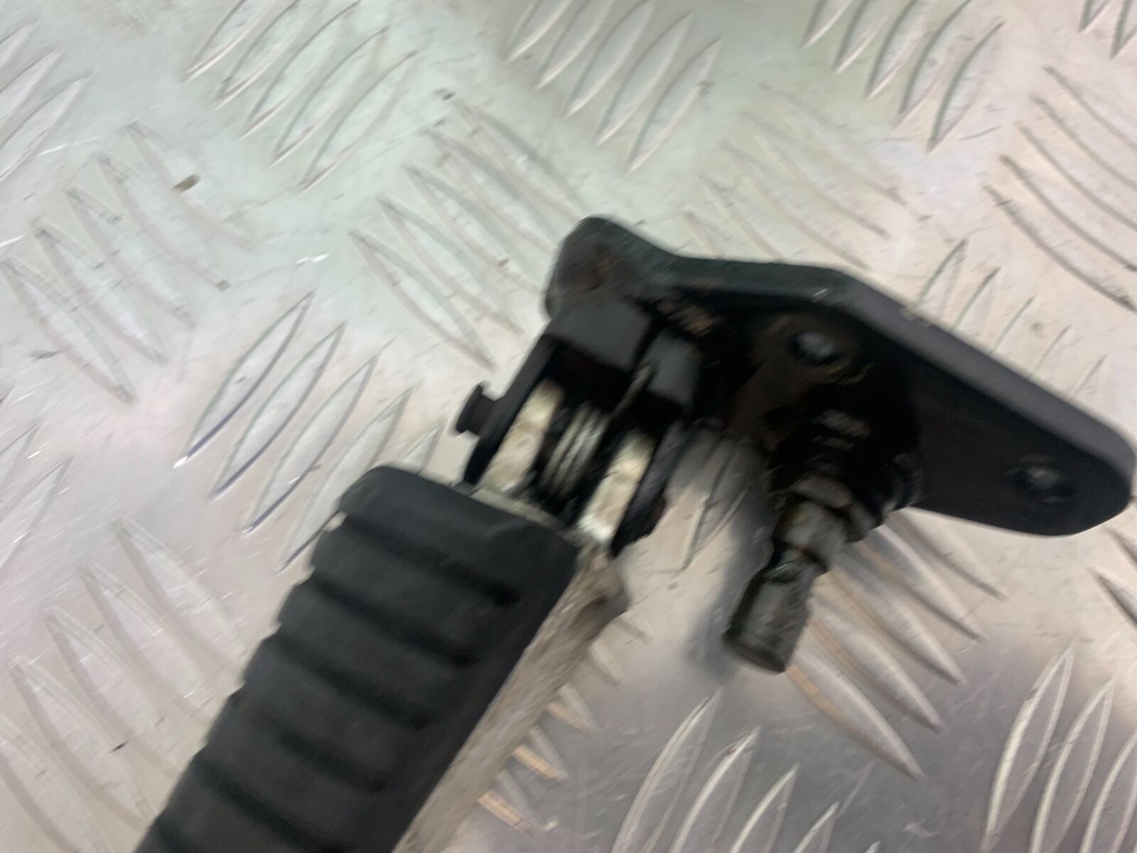 SUZUKI DL 650 V-STROM FRONT LEFT PEG AND BRACKET   YEAR 2016 (STOCK 996)