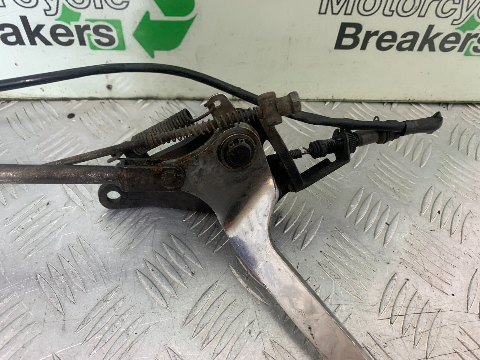 HONDA VT750 SHADOW FRONT RIGHT HANGER & PEDAL    YEAR 2003-2004 (CMB1265)