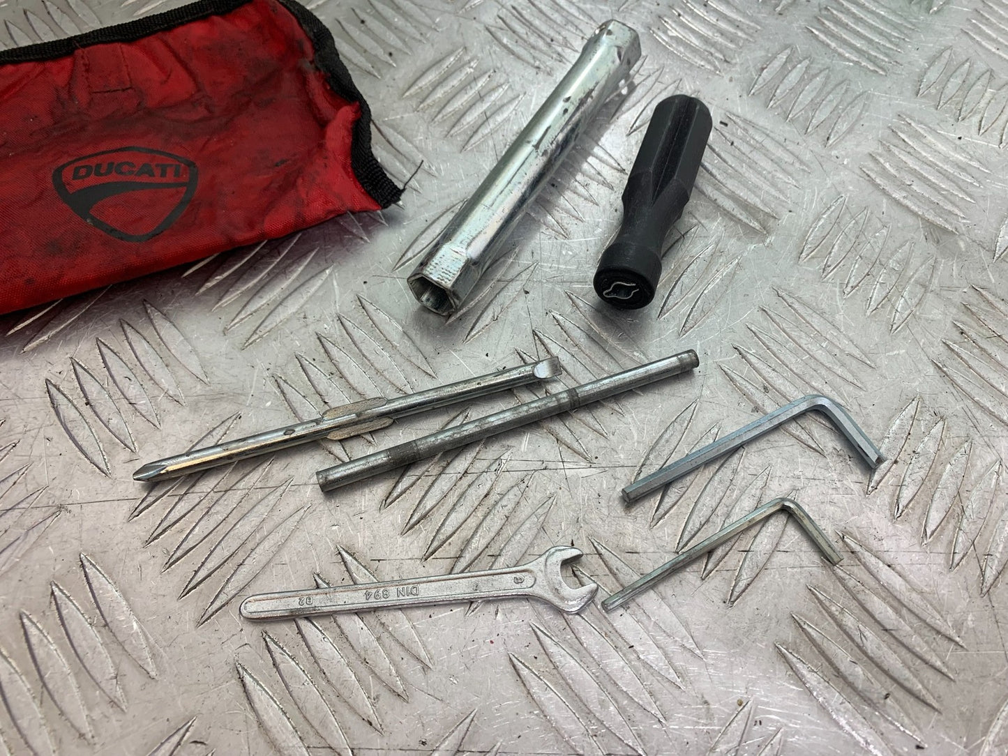 DUCATI 1299 PANIGALE TOOL KIT   YEAR 2016 (CMB 1187)
