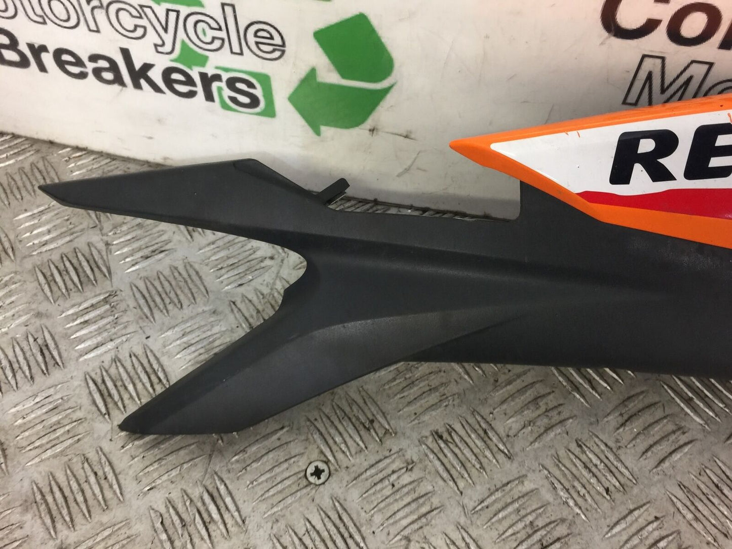HONDA CBR125 CBR 125 RIGHT SEAT PANEL  YEAR 2011-2017 (STOCK 334)