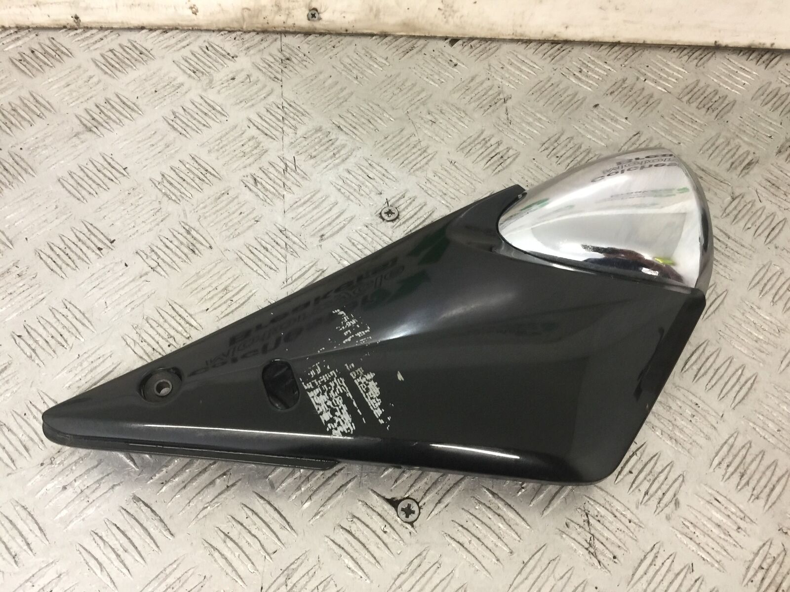 SUZUKI GSF600 GSF 600 BANDIT RIGHT SEAT PANEL YEAR 2002 (STOCK 852)