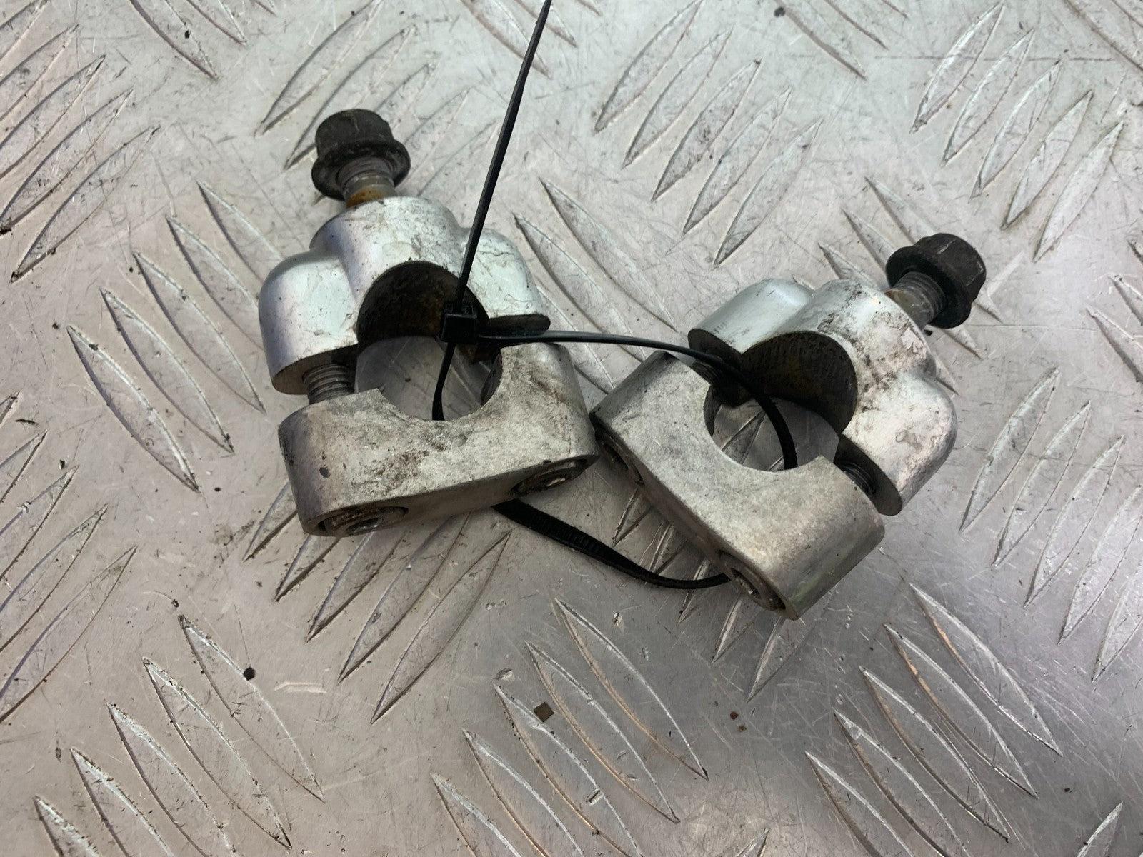 YAMAHA XJR1300 XJR 1300 HANDLEBAR RISERS  YEAR  1999-2003 (CMB1119)