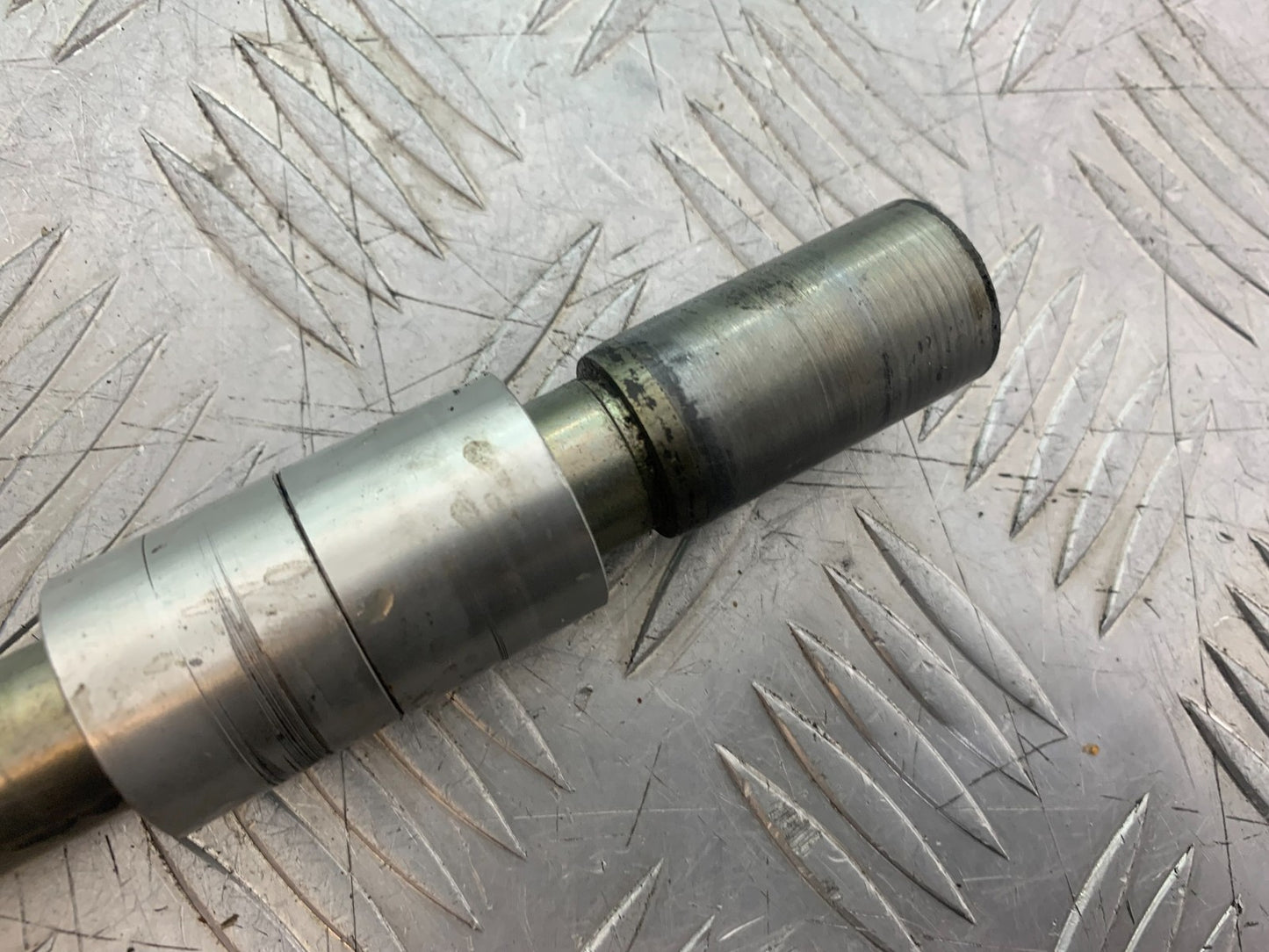 TRIUMPH 675 STREET TRIPLE FRONT WHEEL SPINDLE 2013-2016 (CMB1186)