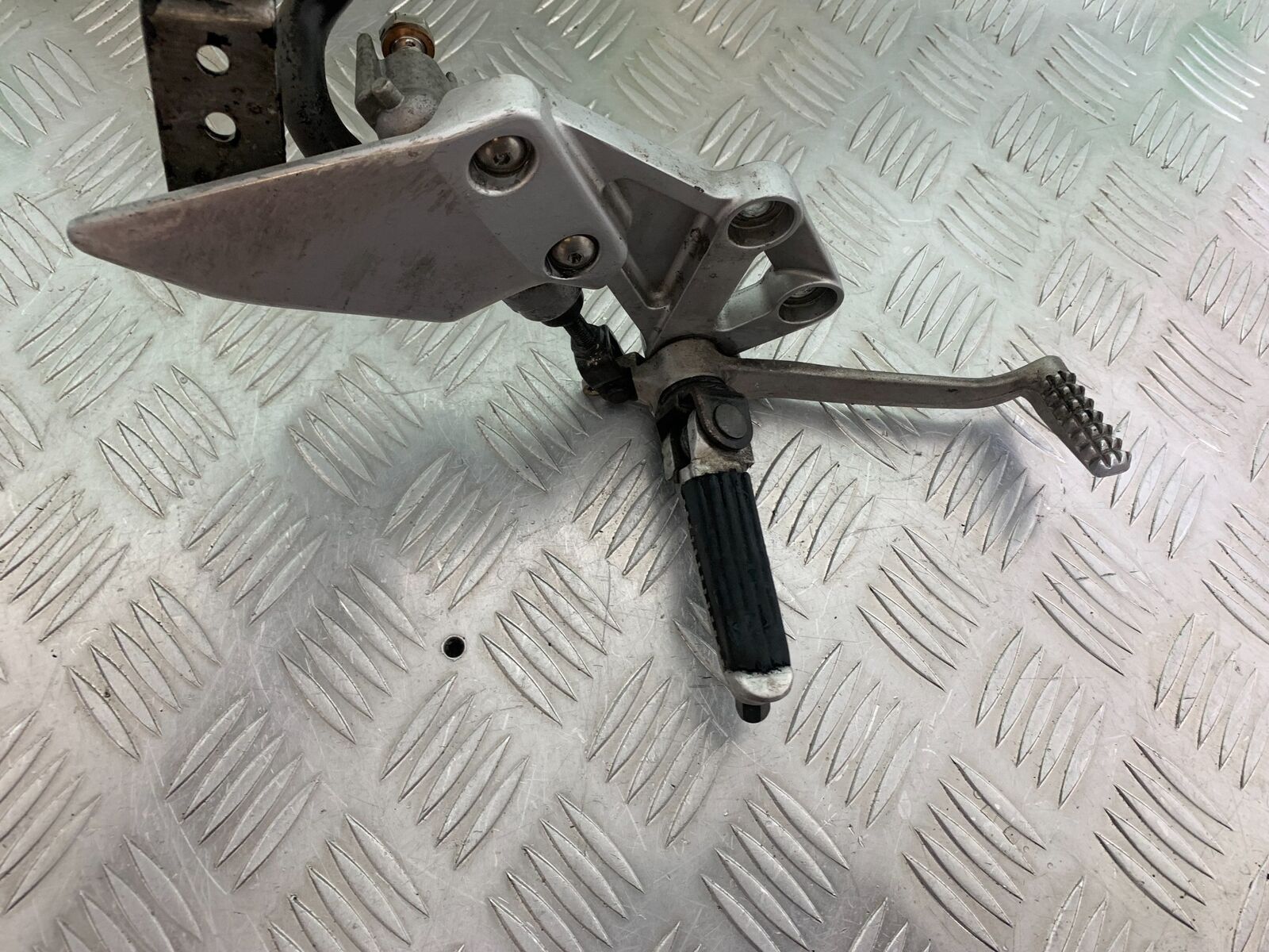 SUZUKI SV1000 SV 1000 K4 FRONT RIGHT HANGER  YEAR 2003-2007 (CMB1042)