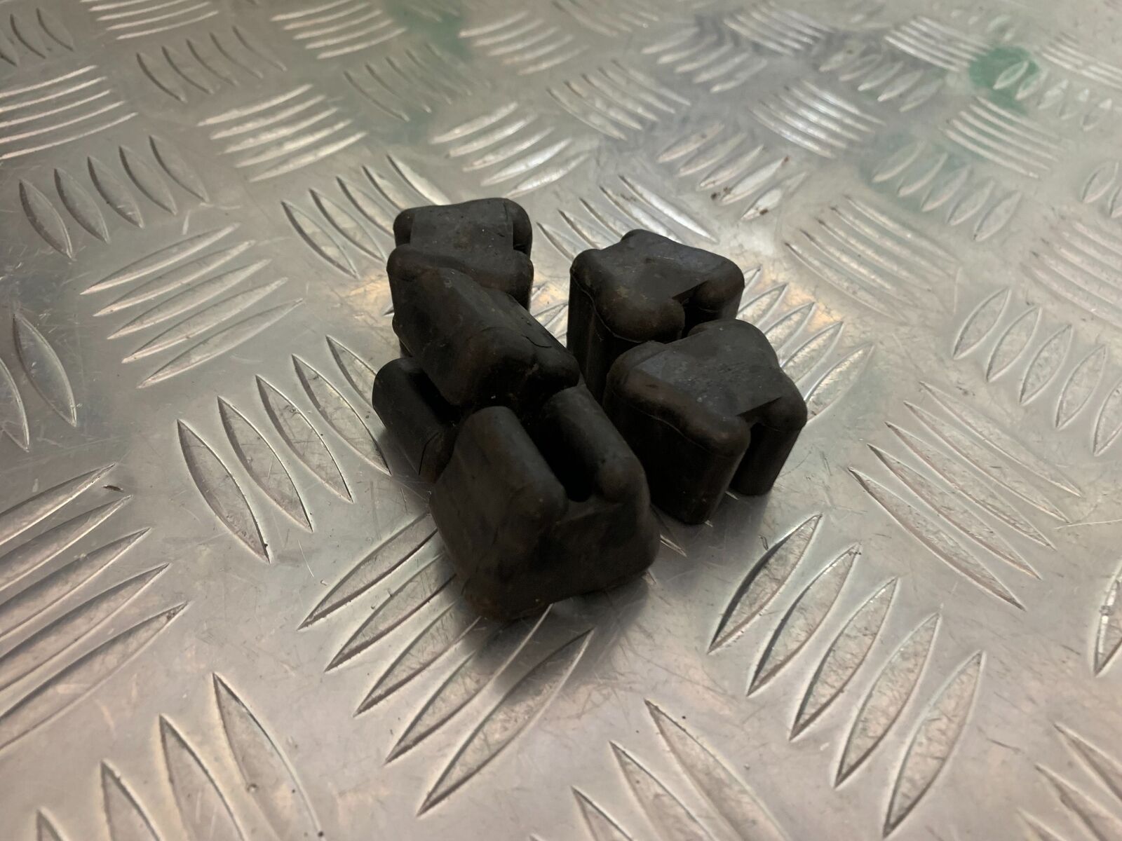 KTM 640 DUKE 2 CUSH DRIVE RUBBERS  YEAR 2000-2006 (STOCK 988)