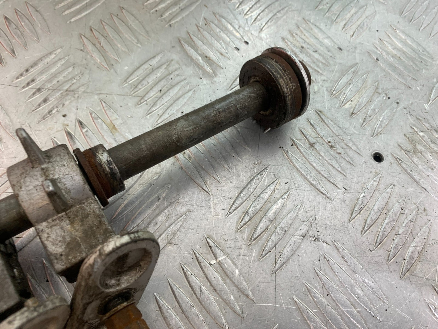 YAMAHA XJ600 XJ 600 DIVERSION REAR WHEEL SPINDLE  1998-2000 (CMB1191)